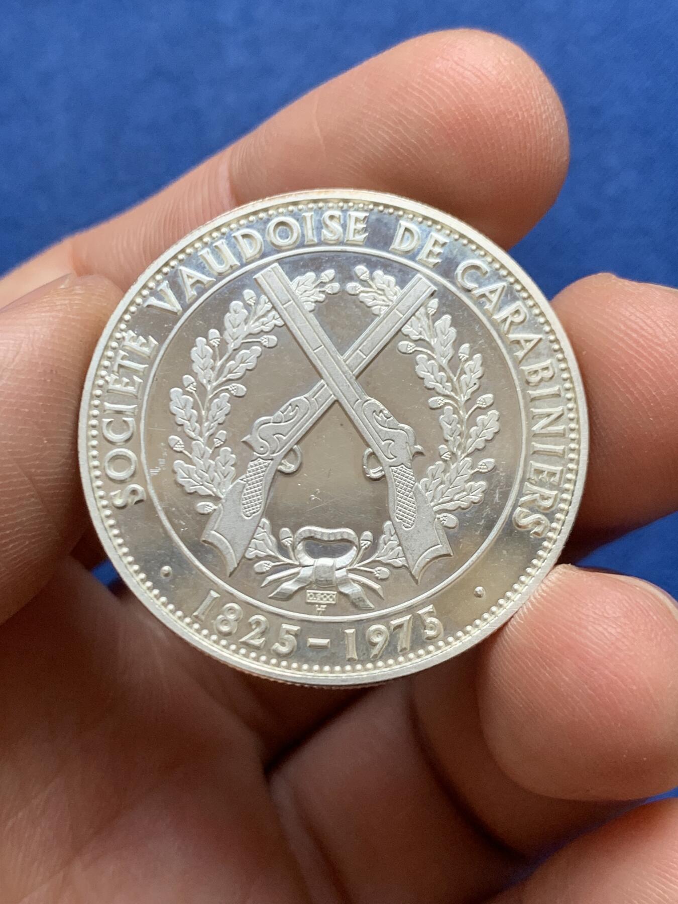 《竞宝斋》第482场 周日，周一 2场连拍 （全场包邮）20级店铺 欢迎送拍 1975年瑞士沃州洛桑射击协会150周年纪念银章，900银，33mm，15克。