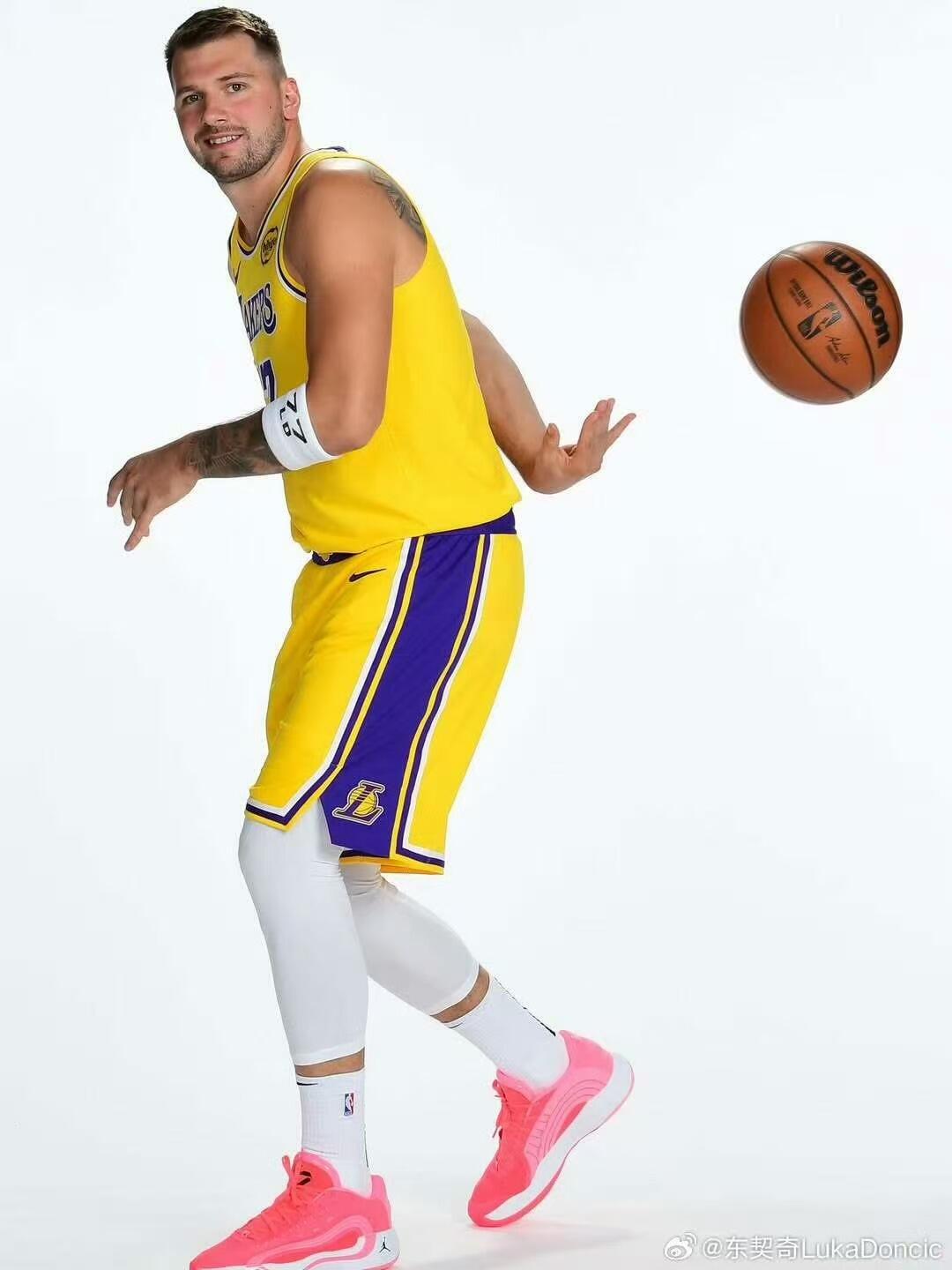 零元拍：东大王加冕得分王，NBA得分王卢卡-东契奇亲签洛杉矶湖人Nike球队限定紫金球衣背书经典Luka Magic，本人尺码，绝对是这个辉煌赛季的不二收藏！