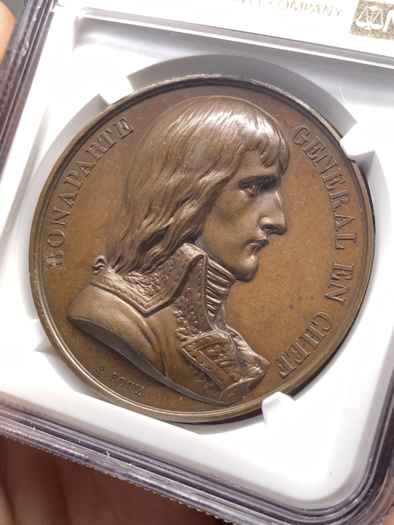 《竞宝斋》第482场 周日，周一 2场连拍 （全场包邮）20级店铺 欢迎送拍 NGC MS64BN 法国拿破仑一世铜章 纪念1798年拿破仑率领法国军队远征埃及 正面为拿破仑·波拿巴右向半身肖像，背面描绘拿破仑骑马在军阵前讲话的场景，远处为埃及金字塔，士兵列队而立，上方铭文“Soldats! du haut de ces pyramides 40 siècles vous contemplent”，意为“士兵们，从这些金字塔的高处，四十个世纪在注视着你们”。加厚盒封装