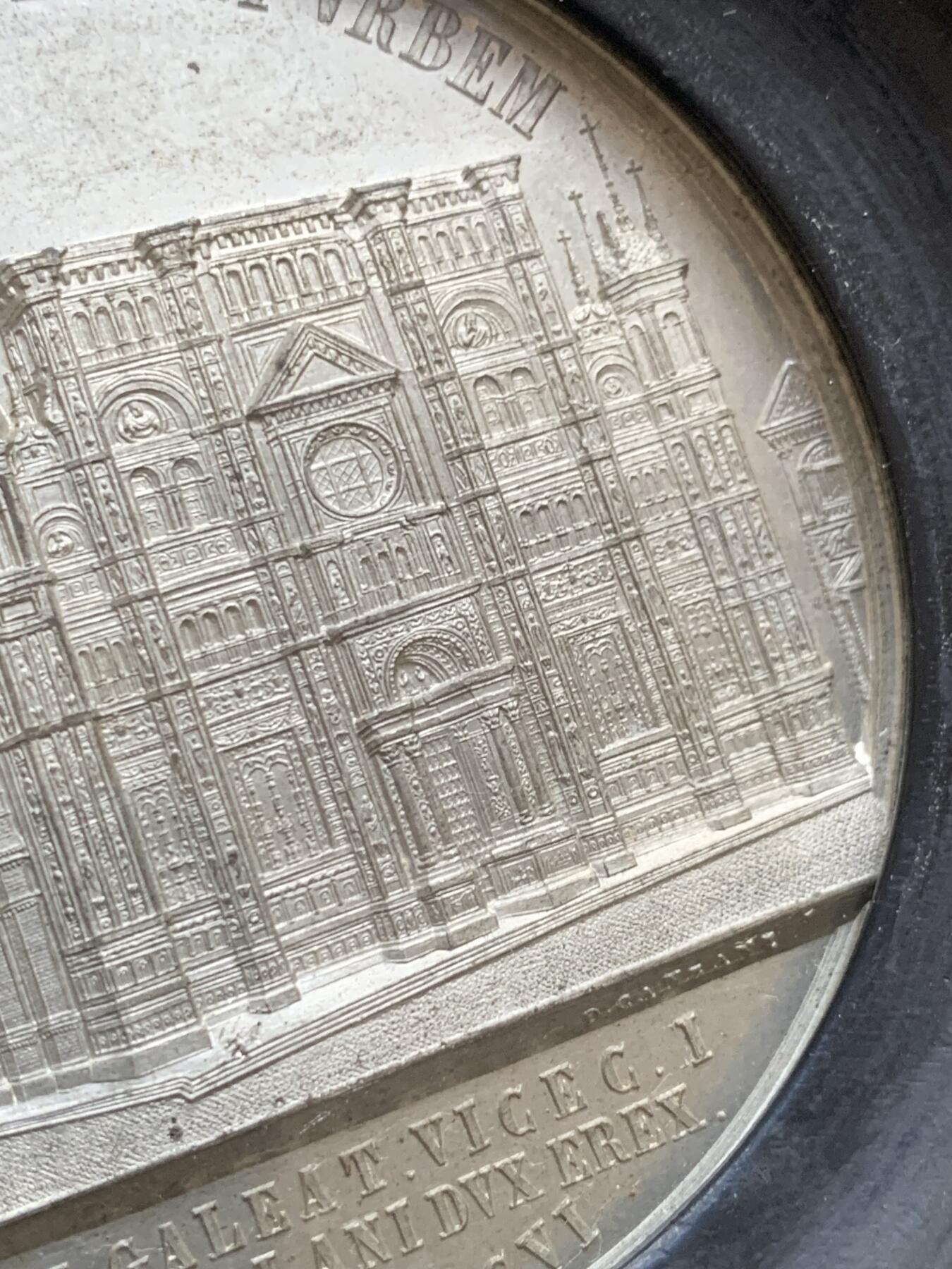 《竞宝斋》第482场 周日，周一 2场连拍 （全场包邮）20级店铺 欢迎送拍 少见教堂纪念章 意大利帕维亚加尔都西会修道院（Certosa di Pavia）锡质建筑纪念章（黑色圆框装饰） 刻画很细致入微 很具有张力 超高浮雕 既是藏品也是装饰品 带框重259克 总直径约126mm（章直径超过70mm）