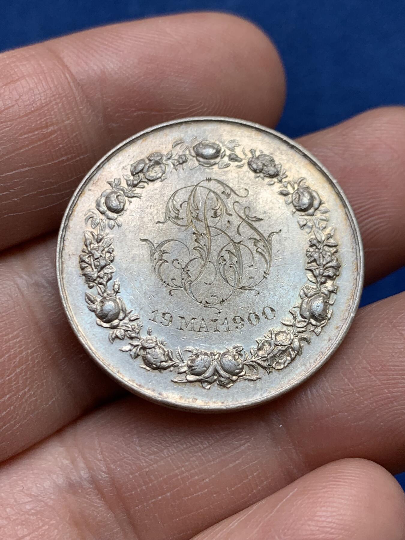 《竞宝斋》第482场 周日，周一 2场连拍 （全场包邮）20级店铺 欢迎送拍 法国1900年结婚纪念银章 28.8mm 11.7克 丰饶角银标 刻花漂亮