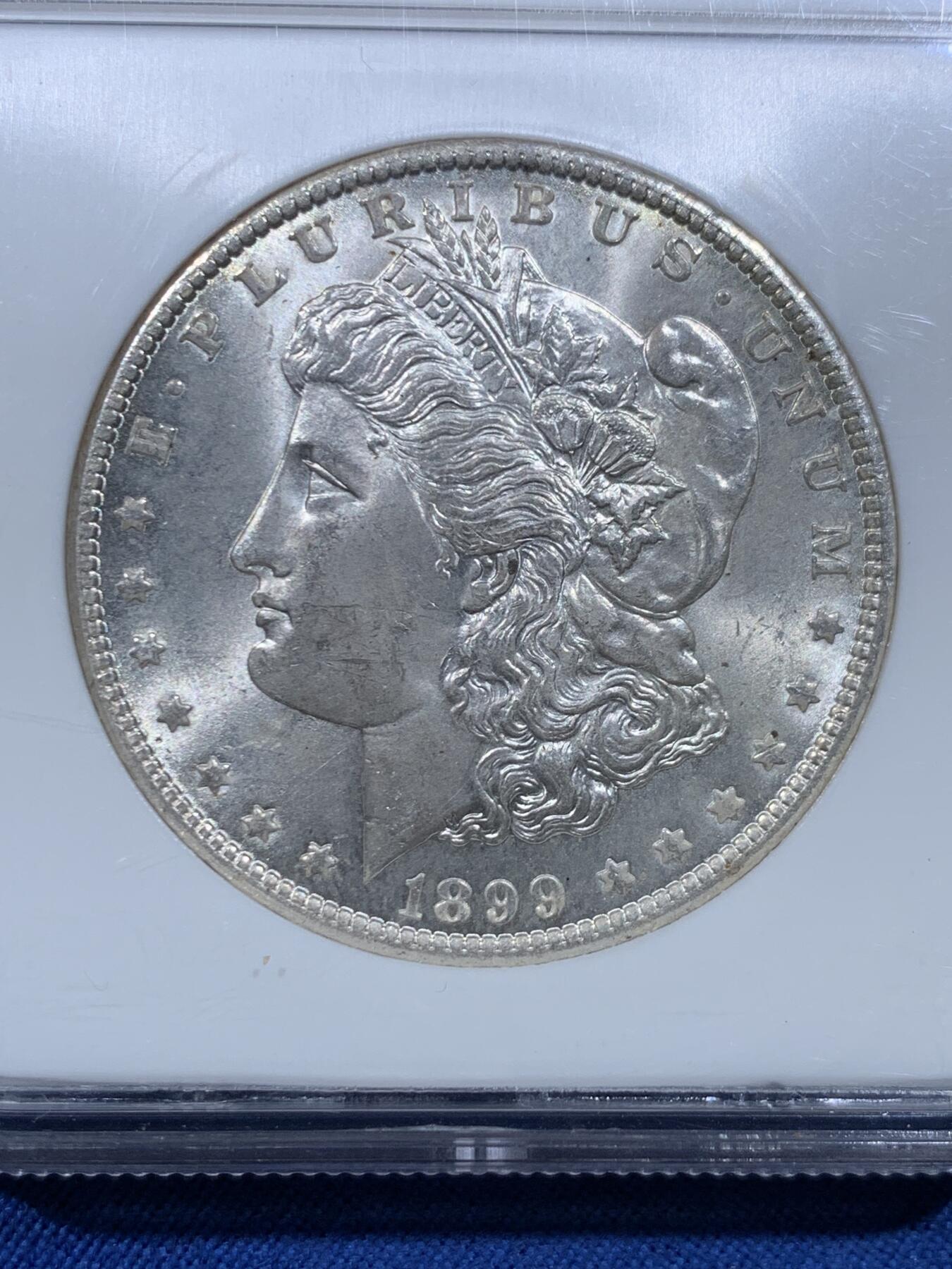 《竞宝斋》第482场 周日，周一 2场连拍 （全场包邮）20级店铺 欢迎送拍 NGC MS64 美国1899年O版摩根银币，老盒严评，十字光