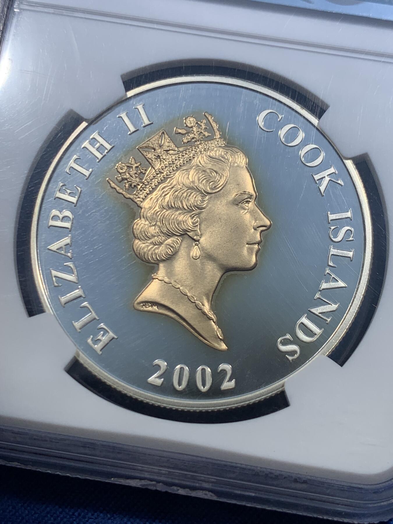 《竞宝斋》第482场 周日，周一 2场连拍 （全场包邮）20级店铺 欢迎送拍 NGC PF69UC 库克群岛2002年“纪念伊丽莎白二世女王金禧（即位50周年）”镀金精制银币，币面庆典活动镜面高浮雕，女王像镀金。