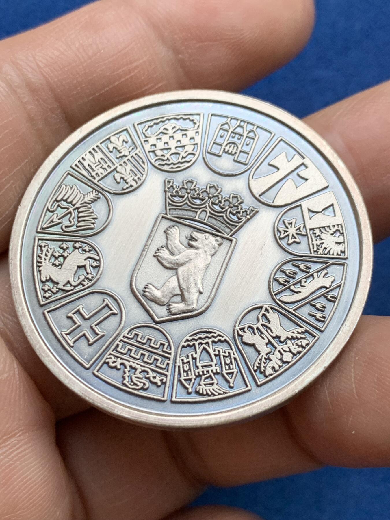 《竞宝斋》第482场 周日，周一 2场连拍 （全场包邮）20级店铺 欢迎送拍 1988年欧洲文化之都柏林银章，1000纯银标，39.8mm，22.8克，正面：柏林的六大领域即建筑/戏剧/文学/艺术/音乐/电影，背面：柏林市徽与12个行政区徽