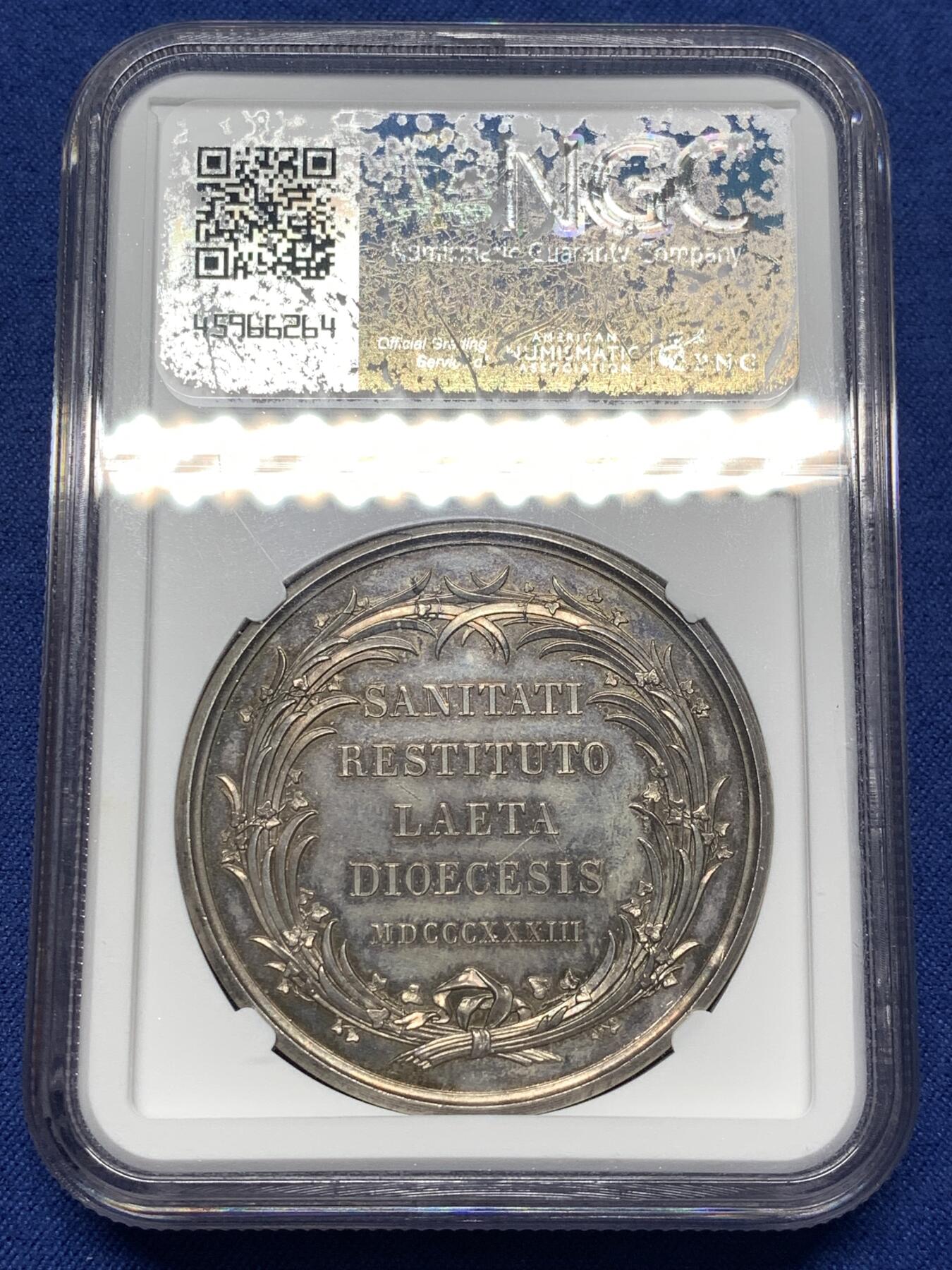 《竞宝斋》第482场 周日，周一 2场连拍 （全场包邮）20级店铺 欢迎送拍 NGC MS63 德国 1833年科隆费迪南德奥古斯塔主教纪念大银章，加厚盒，人物高浮雕，炫五彩包浆，早期德国高艺术性银章，细节雕刻极佳。盒子右侧有损，细节见图。