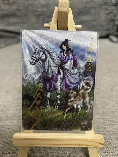 喜灰玩卡拍卖第八期，接拍品0佣金，欢迎送拍，释放现金流，让自己有资金可以购买更多喜欢的卡牌，让别的卡友能淘到更多心仪的卡牌 【亲签限编】 卡德曼 忠义水浒 谷粒老师亲签 扈三娘 057A 限编009/108编 折光粗闪