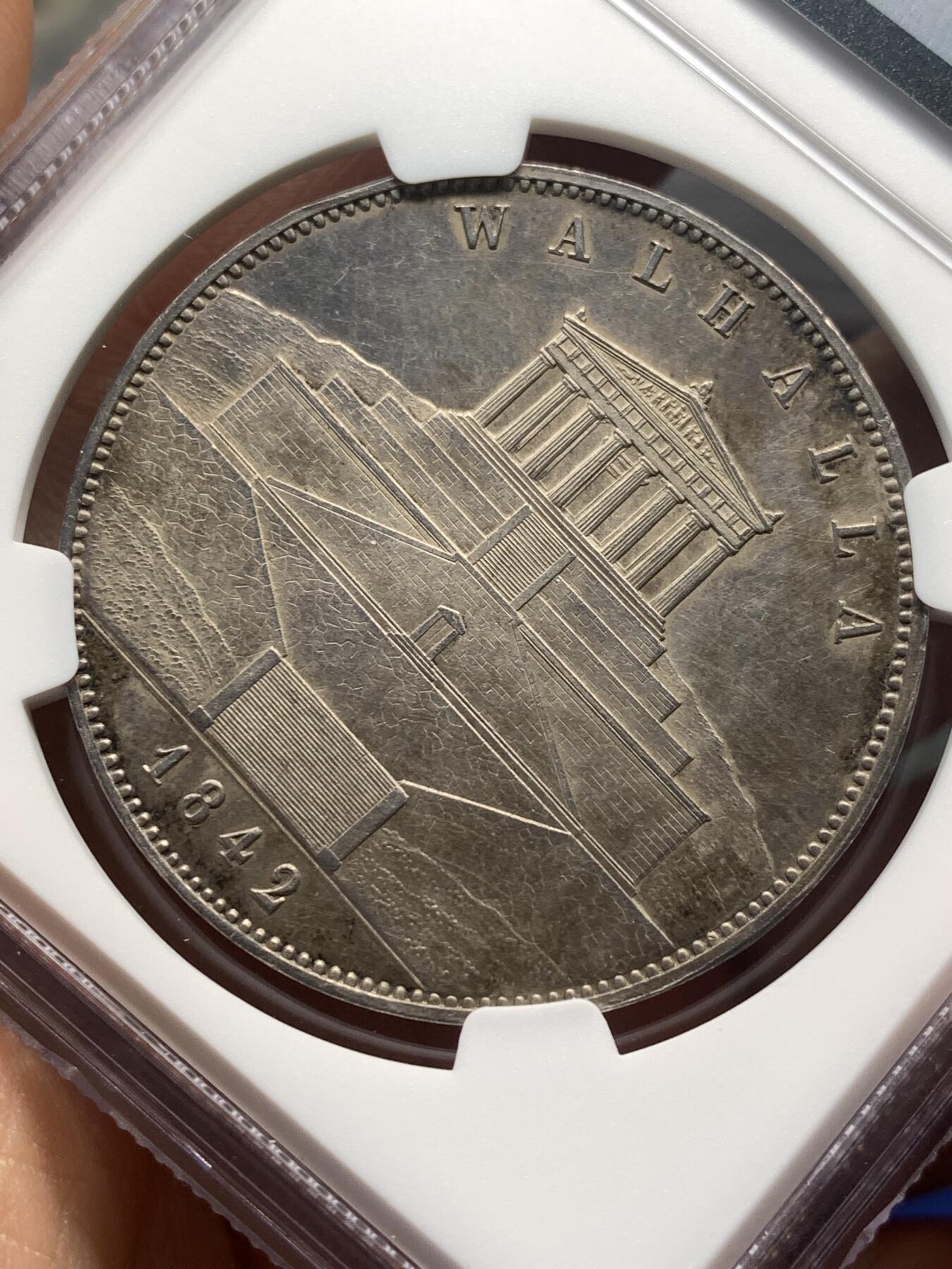 《竞宝斋》第482场 周日，周一 2场连拍 （全场包邮）20级店铺 欢迎送拍 NGC UNCD 德国1842年巴伐利亚路德维希一世纪念瓦尔哈拉英灵殿落成2泰勒 37克大银币