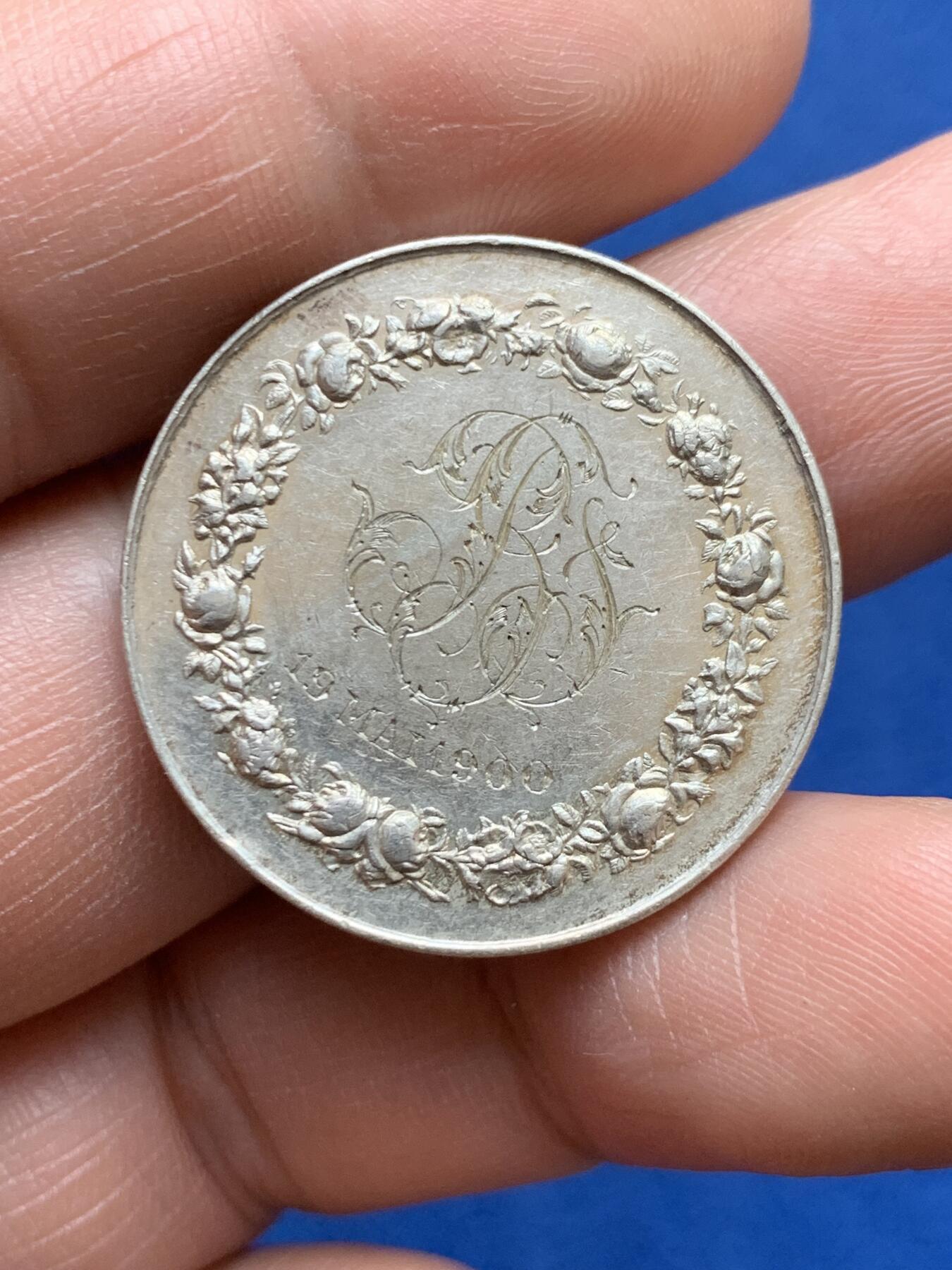 《竞宝斋》第482场 周日，周一 2场连拍 （全场包邮）20级店铺 欢迎送拍 法国1900年结婚纪念银章 28.8mm 11.7克 丰饶角银标 刻花漂亮