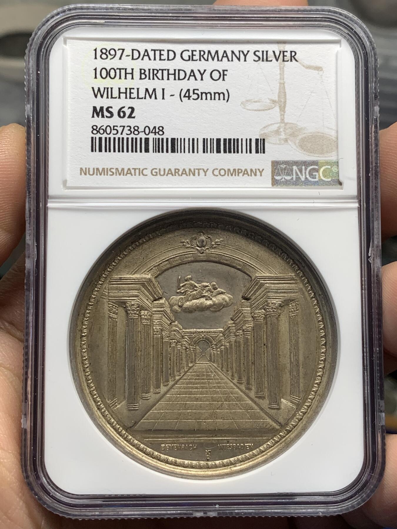 《竞宝斋》第482场 周日，周一 2场连拍 （全场包邮）20级店铺 欢迎送拍 NGC MS62 德国1897普鲁士国王威廉一世诞辰百年银质纪念章 超高浮雕设计 云霄飞车生动 直径45mm 加厚盒