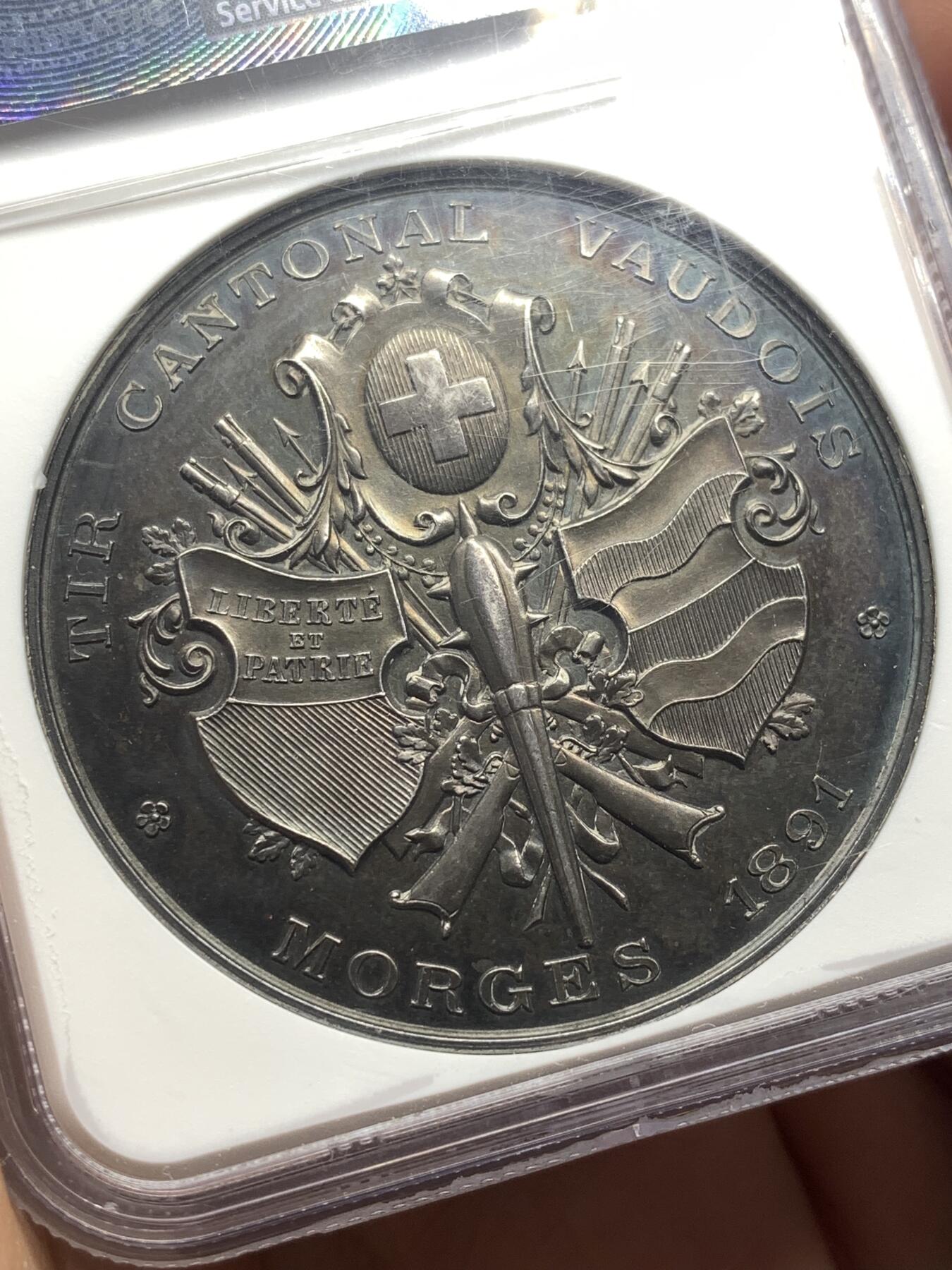 《竞宝斋》第482场 周日，周一 2场连拍 （全场包邮）20级店铺 欢迎送拍 NGC MS63 瑞士1891年莫尔日射击节大银章，少见品种。 45mm，38.65克。华丽的深彩包浆，非常漂亮，非常难得。