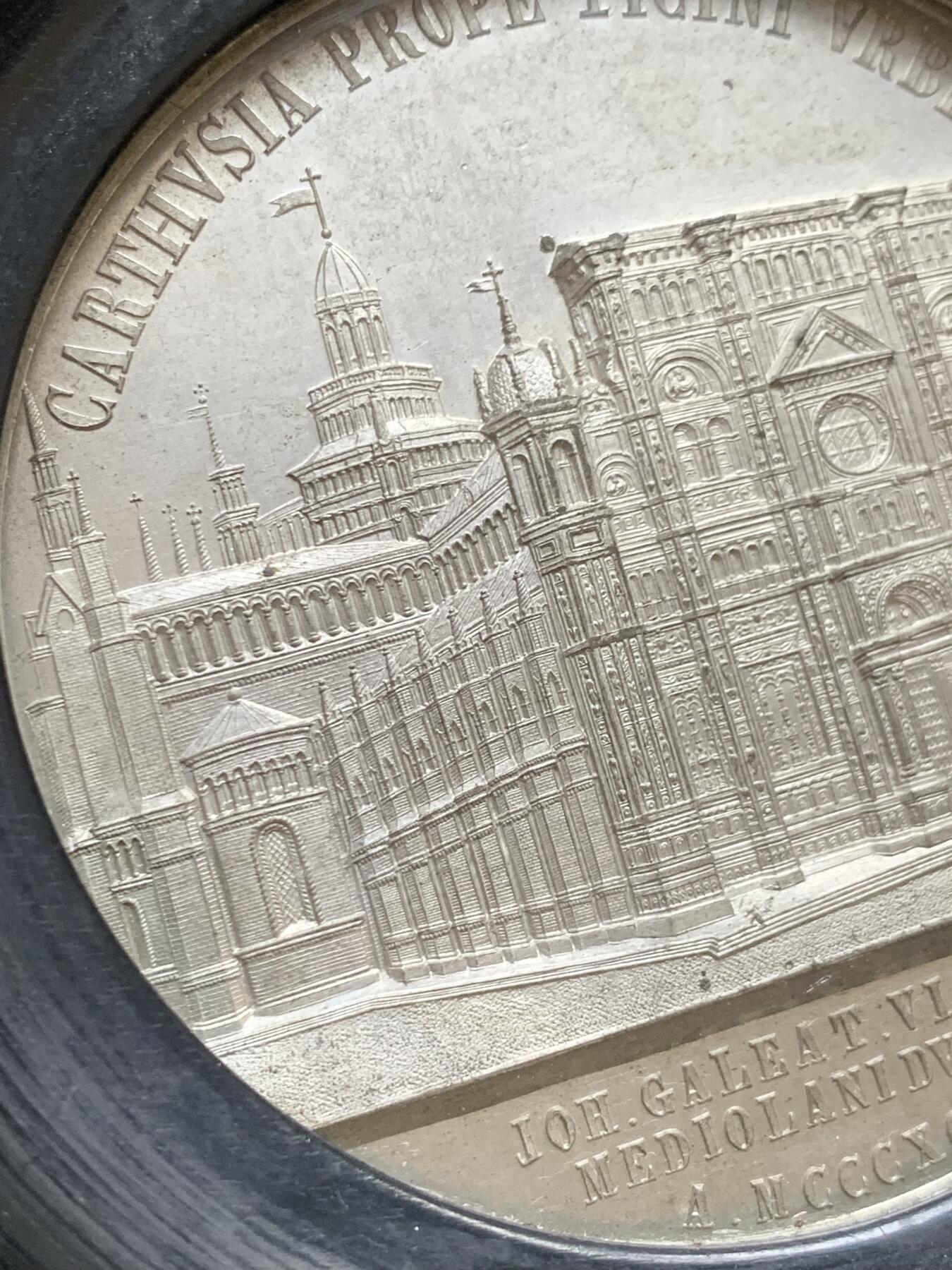 《竞宝斋》第482场 周日，周一 2场连拍 （全场包邮）20级店铺 欢迎送拍 少见教堂纪念章 意大利帕维亚加尔都西会修道院（Certosa di Pavia）锡质建筑纪念章（黑色圆框装饰） 刻画很细致入微 很具有张力 超高浮雕 既是藏品也是装饰品 带框重259克 总直径约126mm（章直径超过70mm）