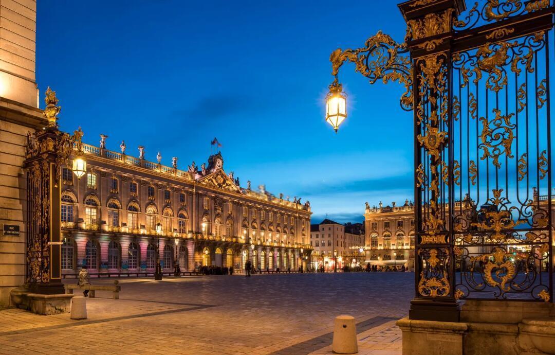 【俄甄集藏】满园春色-2026年(051)04-22星期三 晚 19:30 全场包邮 法国20世纪初新艺术运动时期南锡市斯坦尼斯拉斯广场与丘比特纪念大银章，雕刻＋维克多·普鲁维作品，直径：50mm，重量：60.9克，设计精美，800银