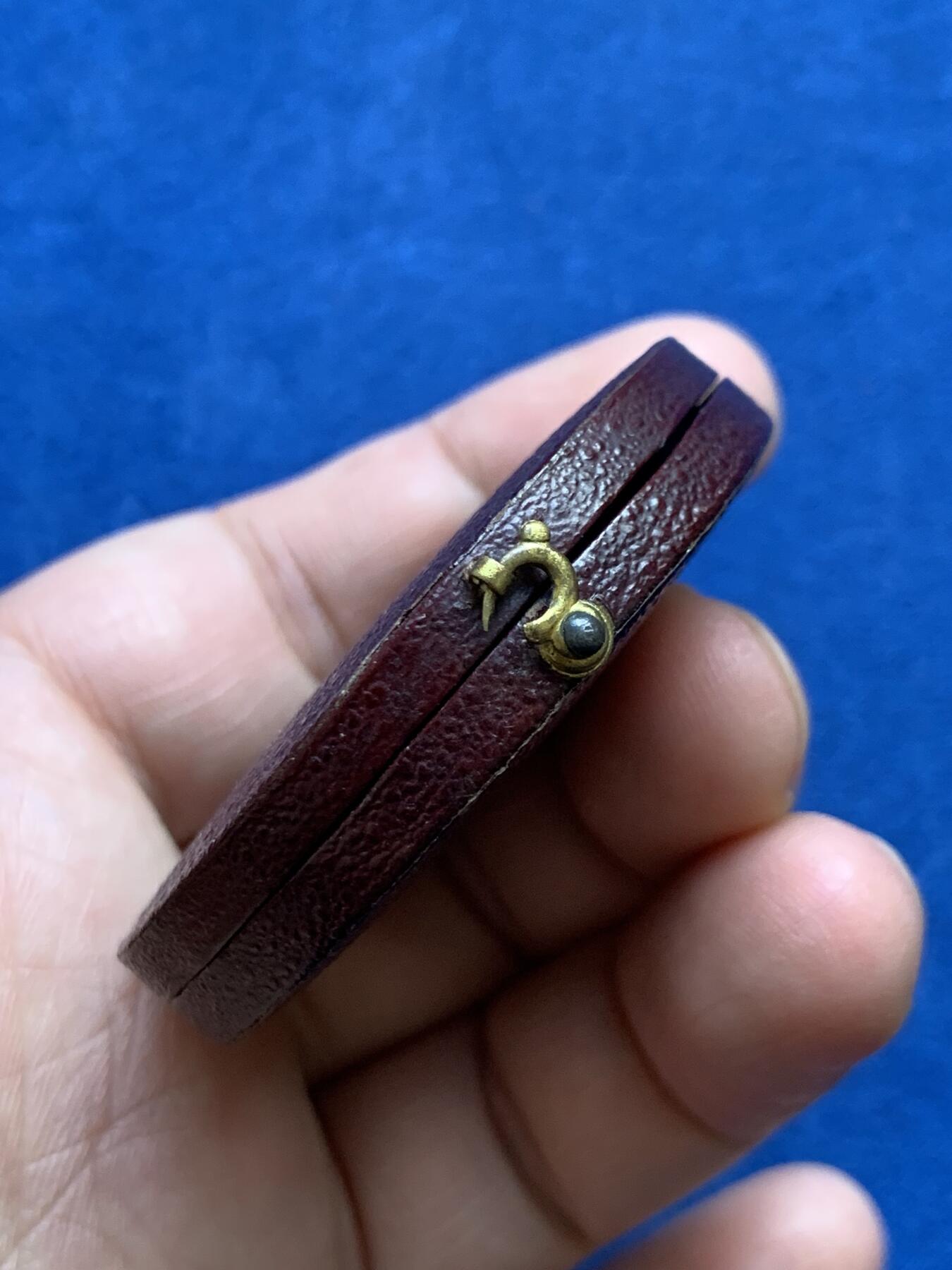 《竞宝斋》第482场 周日，周一 2场连拍 （全场包邮）20级店铺 欢迎送拍 1882年法国主题婚礼纪念大银章，带原盒。正面：刻画新人在基督教祭坛与十字架前宣誓的场景，边缘标注“MARIAGE”与“FIDELITE”，底部有“FRAISSE F.”雕刻师署名，背面：以玫瑰花环环绕花体字母组合，玫瑰象征爱情忠贞，花环设计强化婚姻圆满的寓意。直径：41.2mm，重：31.8g，蜜蜂银标。