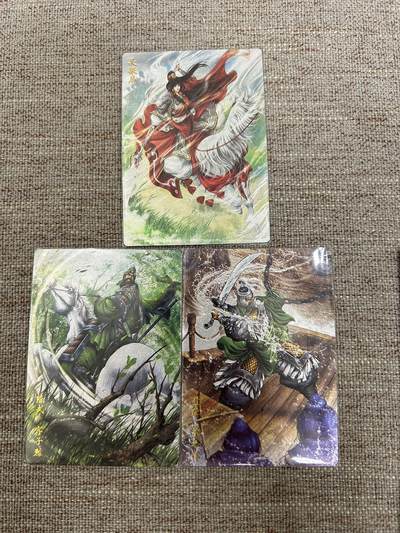 喜灰玩卡拍卖第八期，接拍品0佣金，欢迎送拍，释放现金流，让自己有资金可以购买更多喜欢的卡牌，让别的卡友能淘到更多心仪的卡牌 卡德曼 三国演义 谷粒老师绘 关银屏 董袭 陈武 折光粗闪 一组三张