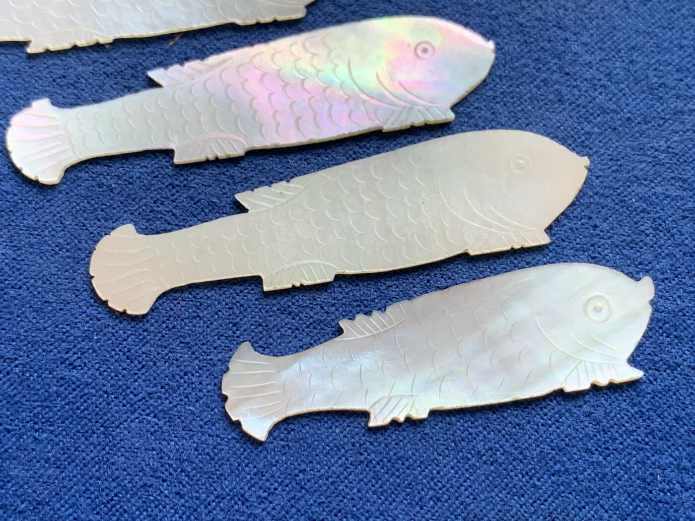 《竞宝斋》第482场 周日，周一 2场连拍 （全场包邮）20级店铺 欢迎送拍 清代刻花螺钿鱼形筹码双对四枚，成双成对，东方韵味，晶莹趣味，寓意吉祥，总重3.33克，尺寸51mm*12.5mm