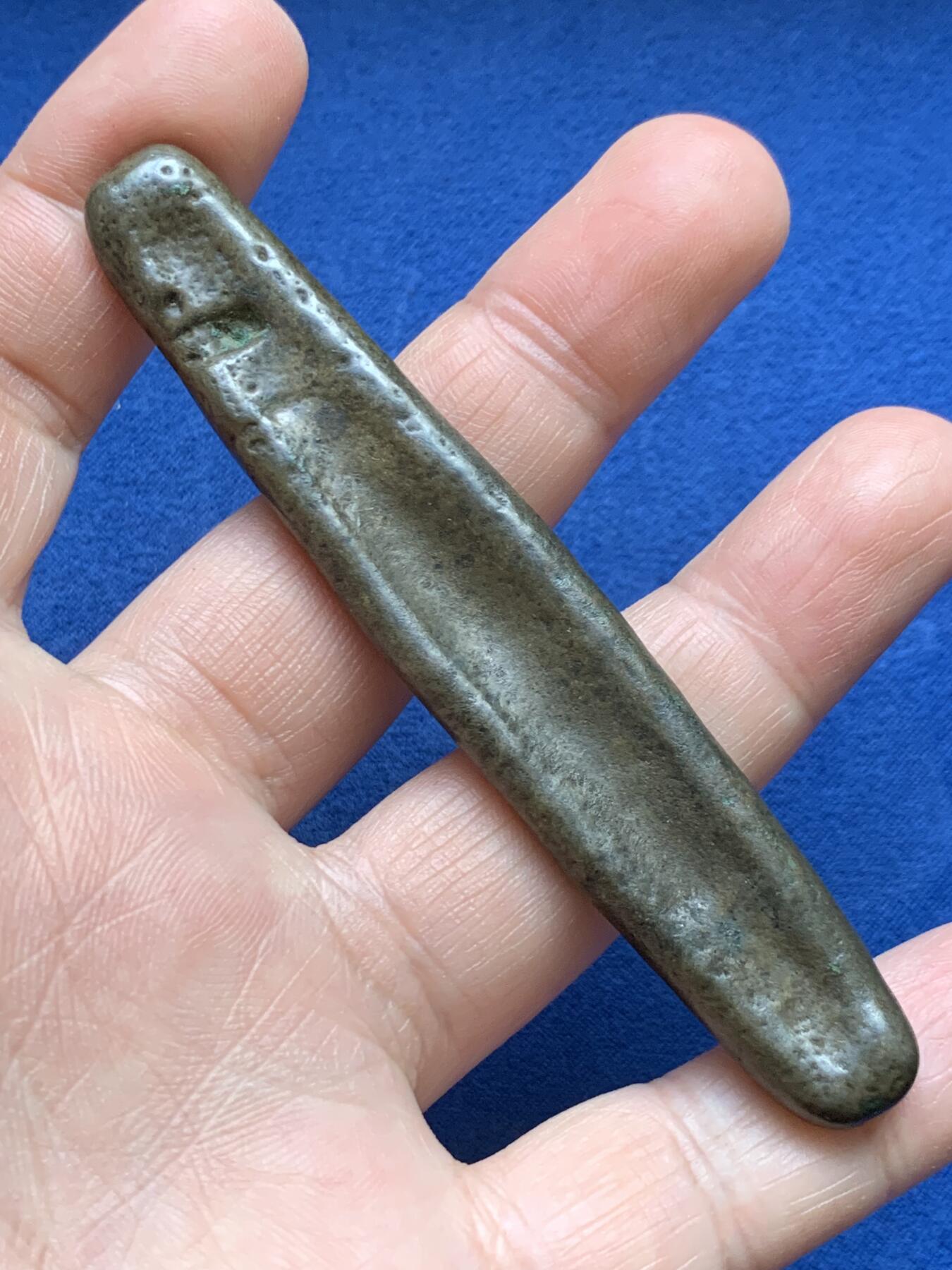 《竞宝斋》第482场 周日，周一 2场连拍 （全场包邮）20级店铺 欢迎送拍 泰国暹罗地区铜船条，年份应该是1707-1840，著名的Canoe money，独木舟形状的铜制货币，整体温润，品相不错。重60.6克，尺寸约95*16.5mm