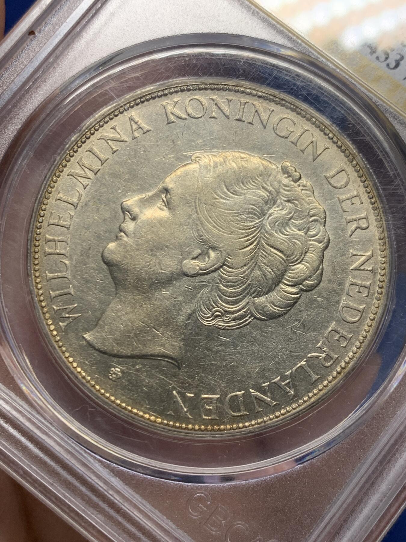 《竞宝斋》第482场 周日，周一 2场连拍 （全场包邮）20级店铺 欢迎送拍 公博 AU53 荷兰王国1930年威廉明娜女王2.5盾银币 25g 盒子背面支撑有磕