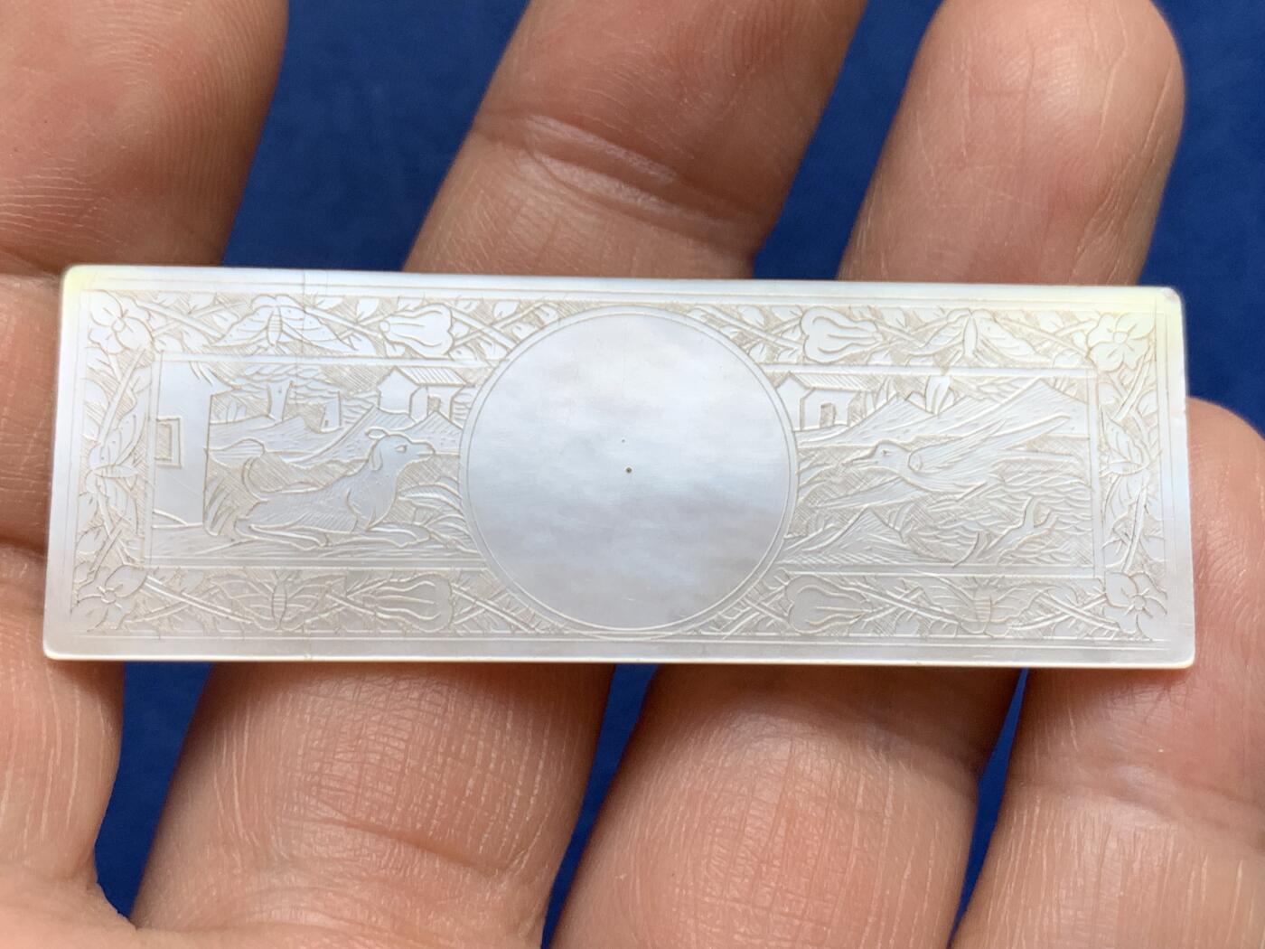 《竞宝斋》第482场 周日，周一 2场连拍 （全场包邮）20级店铺 欢迎送拍 清代螺钿筹码，清代工匠手工精雕出口至欧美贵族的贝母制品，东方韵味，珠光玉润，雕刻精美，稀奇类似拍品价格达500+。4.5克，58.6*20.3mm。