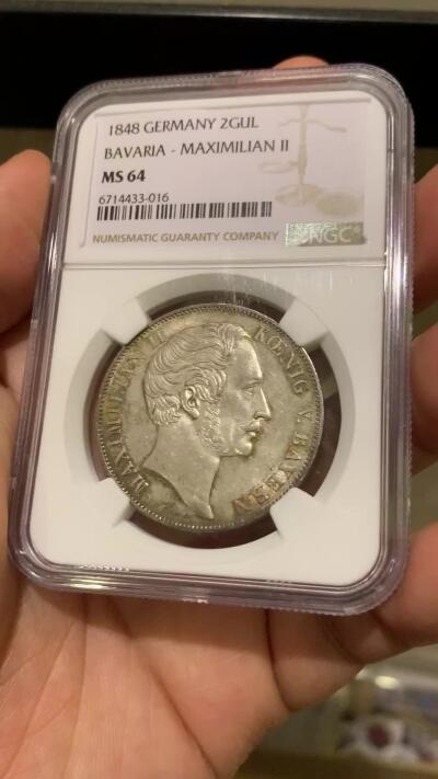 《竞宝斋》第482场 周日，周一 2场连拍 （全场包邮）20级店铺 欢迎送拍 亚军分 NGC MS64 德国1848年巴伐利亚双狮流通2盾大银币，马克西米利安二世，2泰勒同款的双狮盾徽设计。环彩包浆，底板丝滑。流通充分的品种，高分实际比2泰勒更少，更高仅有1枚