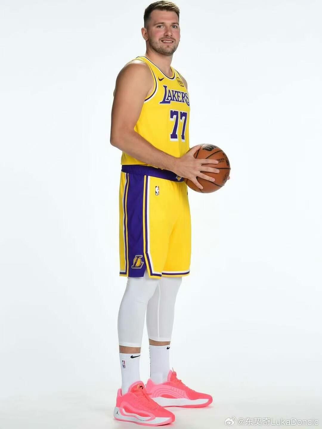 零元拍：东大王加冕得分王，NBA得分王卢卡-东契奇亲签洛杉矶湖人Nike球队限定紫金球衣背书经典Luka Magic，本人尺码，绝对是这个辉煌赛季的不二收藏！