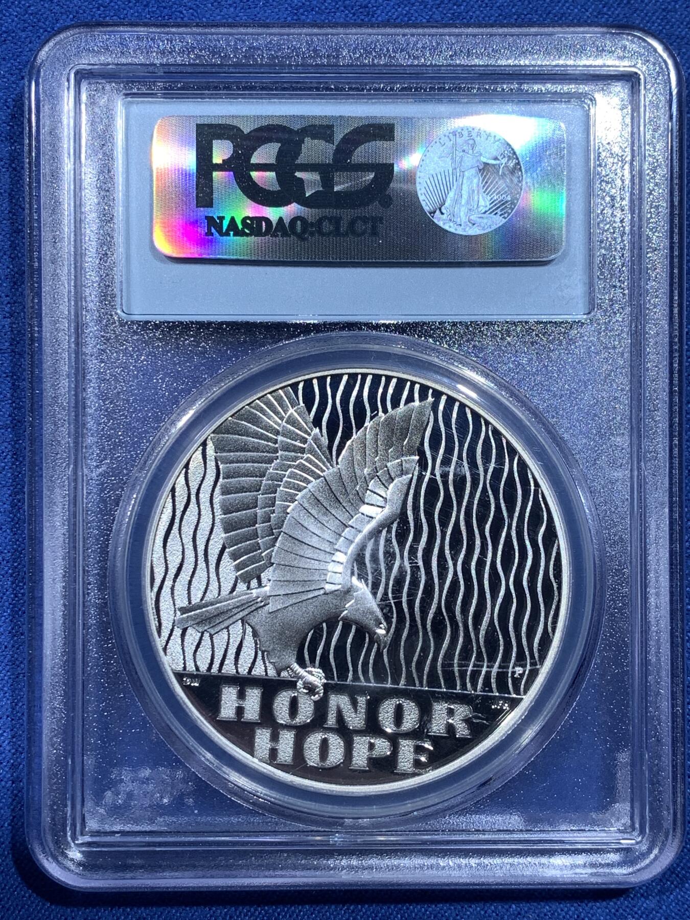 《竞宝斋》第482场 周日，周一 2场连拍 （全场包邮）20级店铺 欢迎送拍 PCGS PR70DCAM 美国2011年9-11国家纪念一盎司银章，磨砂镜面，First Strike首发盒装，评级满分，细节清晰，品相极美。盒子下沿支撑部分有磕