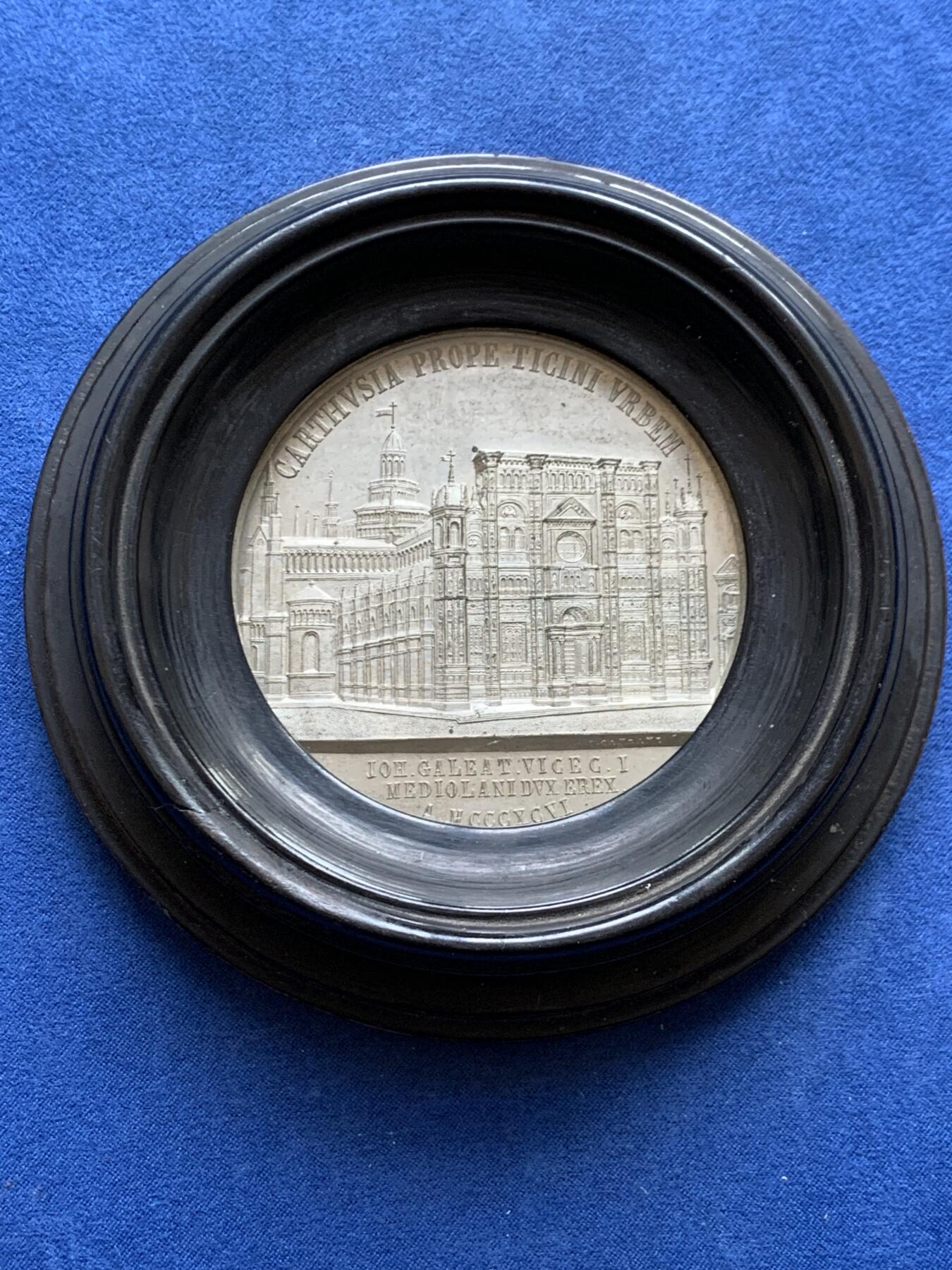 《竞宝斋》第482场 周日，周一 2场连拍 （全场包邮）20级店铺 欢迎送拍 少见教堂纪念章 意大利帕维亚加尔都西会修道院（Certosa di Pavia）锡质建筑纪念章（黑色圆框装饰） 刻画很细致入微 很具有张力 超高浮雕 既是藏品也是装饰品 带框重259克 总直径约126mm（章直径超过70mm）