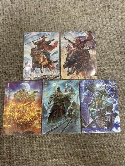 喜灰玩卡拍卖第八期，接拍品0佣金，欢迎送拍，释放现金流，让自己有资金可以购买更多喜欢的卡牌，让别的卡友能淘到更多心仪的卡牌 卡德曼 三国演义 杆子老师绘 颜良 文丑 黄盖 潘璋 董袭 折光粗闪 一组5张