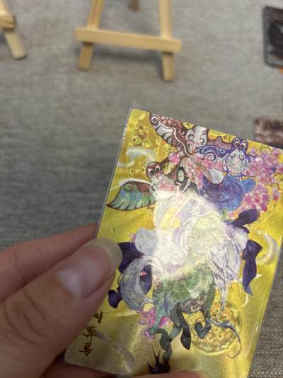 喜灰玩卡拍卖第八期，接拍品0佣金，欢迎送拍，释放现金流，让自己有资金可以购买更多喜欢的卡牌，让别的卡友能淘到更多心仪的卡牌 卡德曼  玉玉卿老师绘 铜弃马（最后一图小瑕疵介意勿拍）