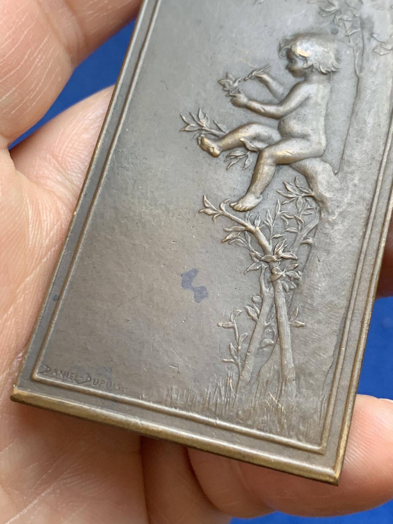 《竞宝斋》第482场 周日，周一 2场连拍 （全场包邮）20级店铺 欢迎送拍 法国天才章牌大师丹尼尔·杜普伊作《巢》，法国新艺术时期铜章，《Le Nid（鸟巢）》清凉章，原铸，丰饶角铜标，65.8*37.2mm，54.4克。细节见图