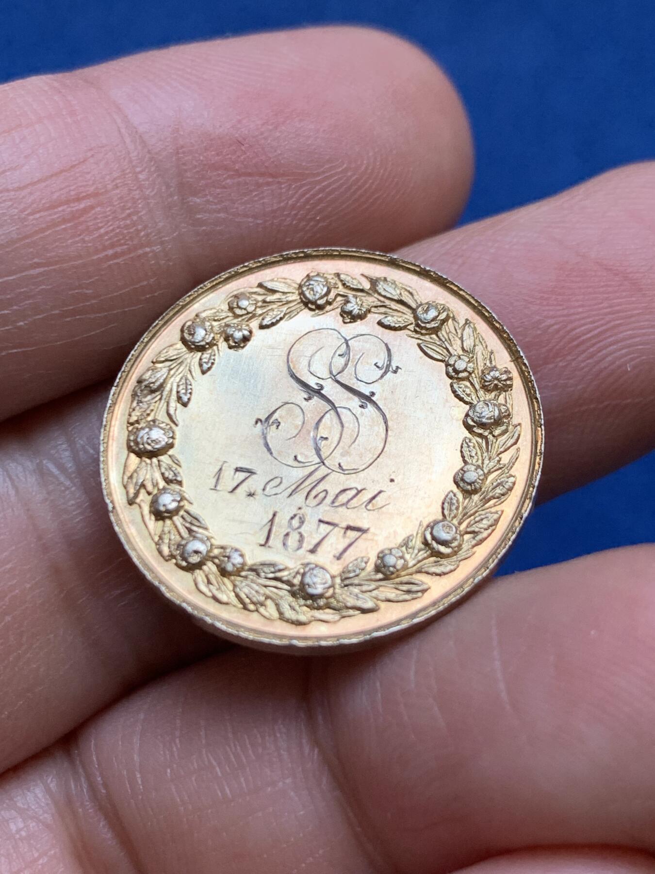 《竞宝斋》第482场 周日，周一 2场连拍 （全场包邮）20级店铺 欢迎送拍 法国1877年结婚镀金纪念银章 23.9mm 4.92克 蜜蜂银标 好品