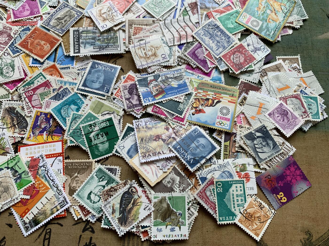 《竞宝斋》第482场 周日，周一 2场连拍 （全场包邮）20级店铺 欢迎送拍 世界邮票一组 细节见图 连袋子总重40.8克 数量巨多