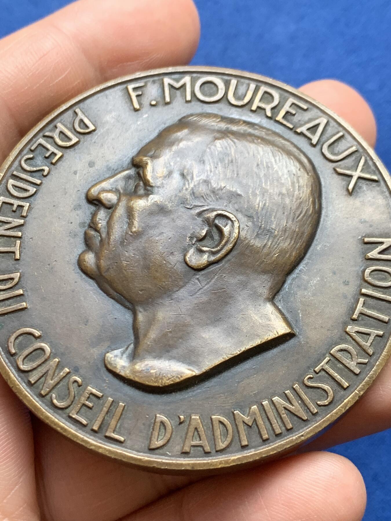 《竞宝斋》第482场 周日，周一 2场连拍 （全场包邮）20级店铺 欢迎送拍 法国苏兹体育场纪念铜章 111.7克 59.3mm