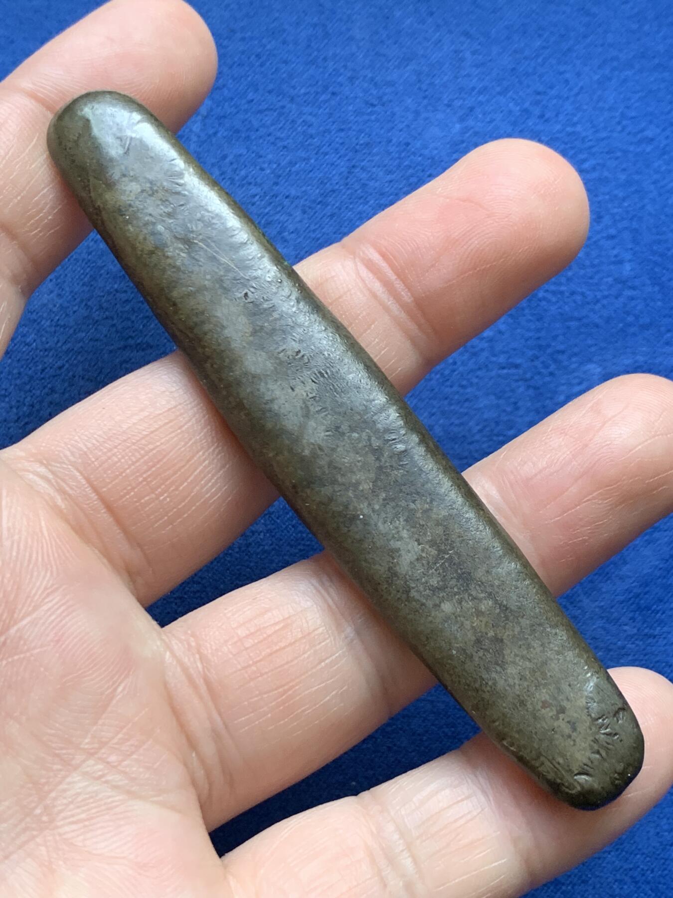 《竞宝斋》第482场 周日，周一 2场连拍 （全场包邮）20级店铺 欢迎送拍 泰国暹罗地区铜船条，年份应该是1707-1840，著名的Canoe money，独木舟形状的铜制货币，整体温润，品相不错。重60.6克，尺寸约95*16.5mm