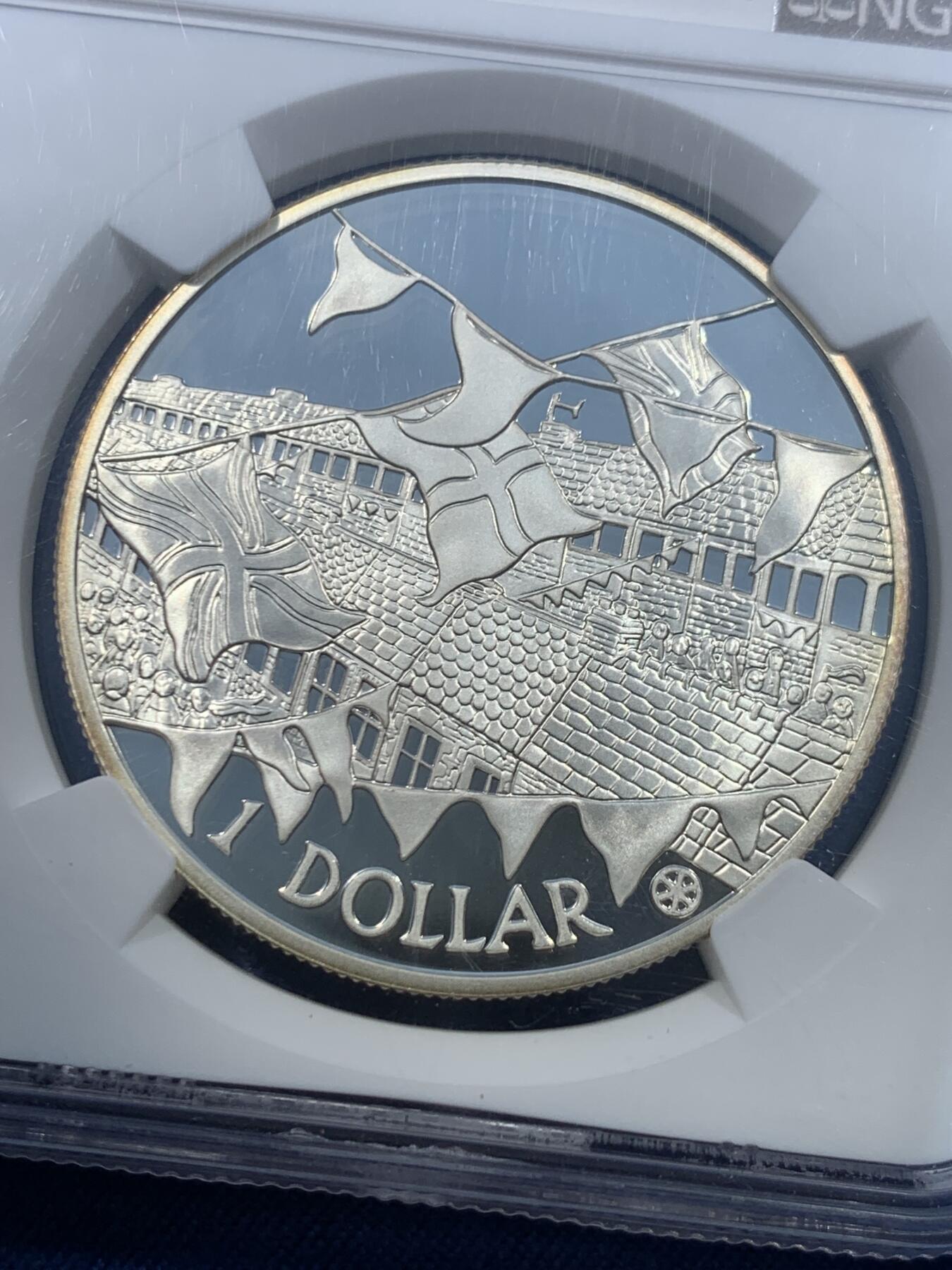 《竞宝斋》第482场 周日，周一 2场连拍 （全场包邮）20级店铺 欢迎送拍 NGC PF69UC 库克群岛2002年“纪念伊丽莎白二世女王金禧（即位50周年）”镀金精制银币，币面庆典活动镜面高浮雕，女王像镀金。