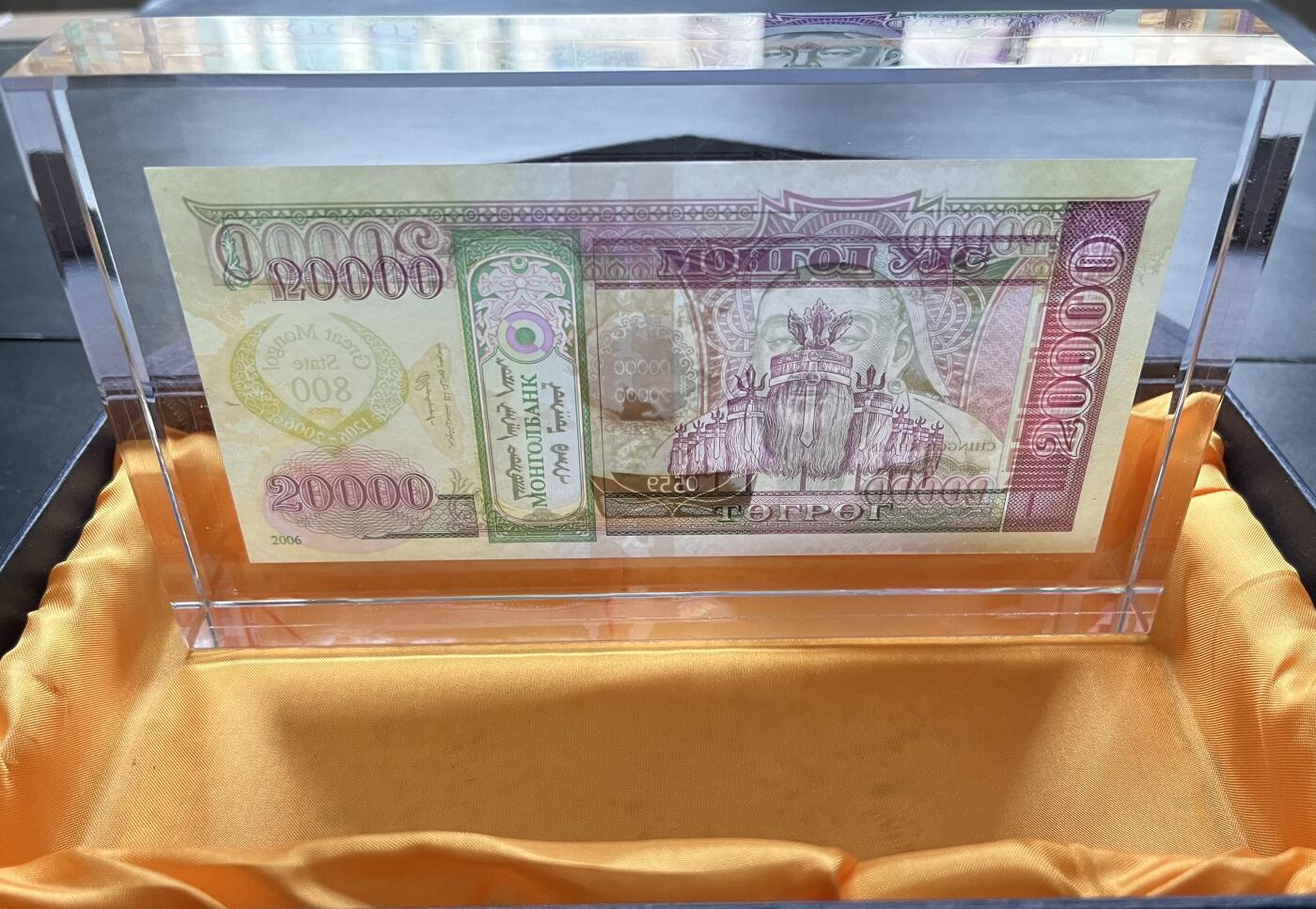 小福收藏拍卖第205期 裸钞场 本期有多张豹子号靓号  大量民国钞 百慕大样钞洋葱冠全套  阿富汗首年份查希尔国王和独立纪念碑 仅发行1000枚亚克力砖封蒙古20000图格里克帝国800周年纪念钞 卢旺达 东加勒比 斯里兰卡等多国精美纸币