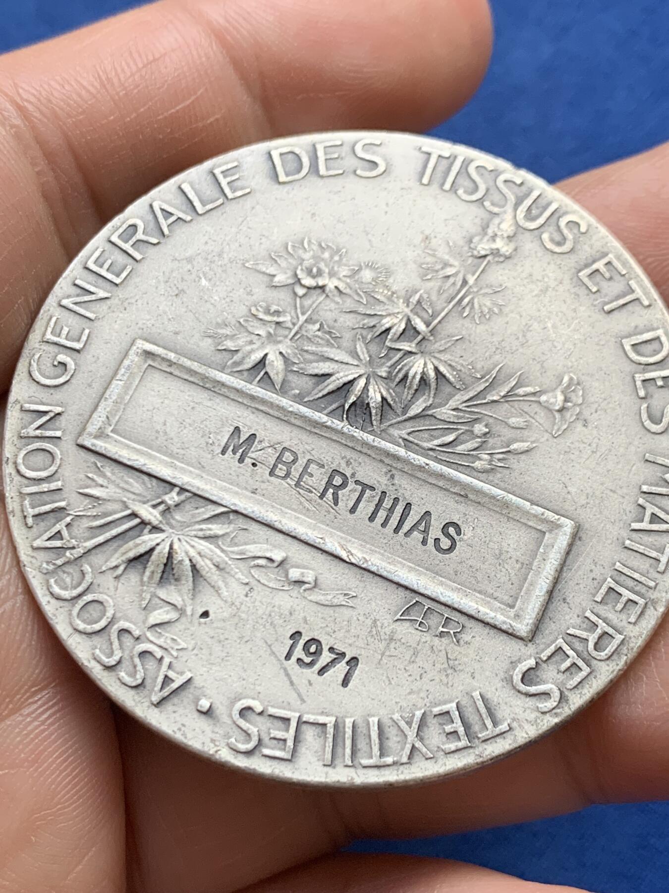 《竞宝斋》第482场 周日，周一 2场连拍 （全场包邮）20级店铺 欢迎送拍 法国纺织业纪念镀银铜章 45.8克 49.5mm