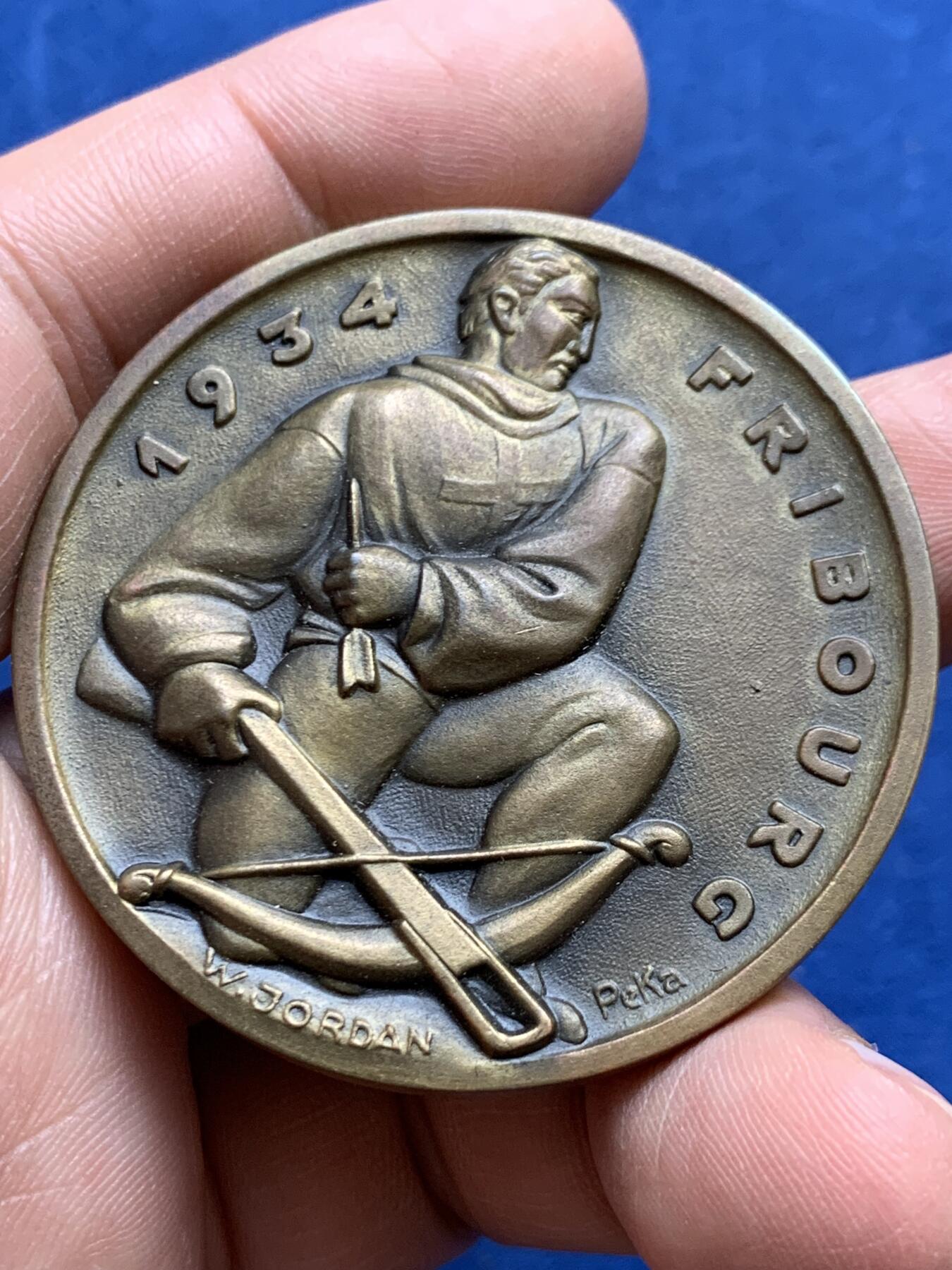 《竞宝斋》第482场 周日，周一 2场连拍 （全场包邮）20级店铺 欢迎送拍 1934年瑞士弗莱堡射击节铜章，49.5mm，53.2克，存世量少，带盒，品相极好