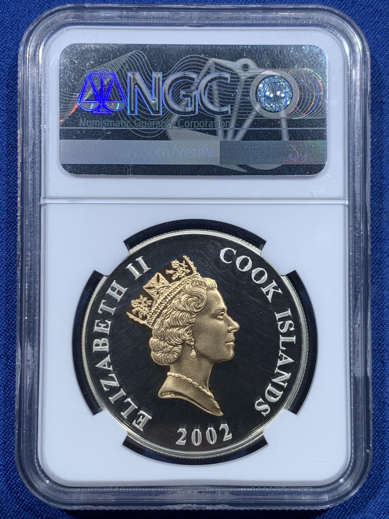 《竞宝斋》第482场 周日，周一 2场连拍 （全场包邮）20级店铺 欢迎送拍 NGC PF69UC 库克群岛2002年“纪念伊丽莎白二世女王金禧（即位50周年）”镀金精制银币，币面庆典活动镜面高浮雕，女王像镀金。