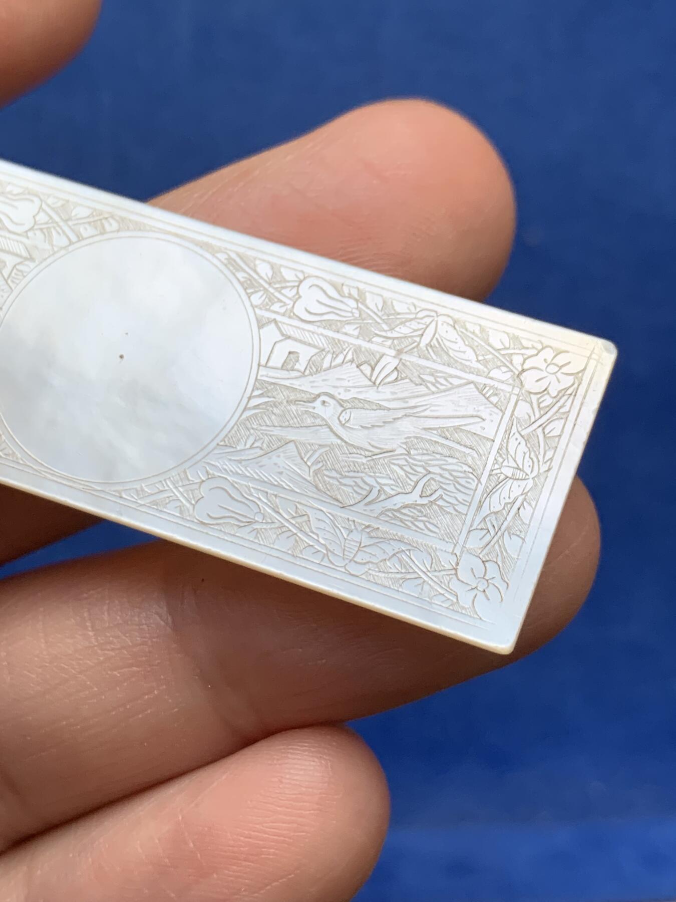 《竞宝斋》第482场 周日，周一 2场连拍 （全场包邮）20级店铺 欢迎送拍 清代螺钿筹码，清代工匠手工精雕出口至欧美贵族的贝母制品，东方韵味，珠光玉润，雕刻精美，稀奇类似拍品价格达500+。4.5克，58.6*20.3mm。