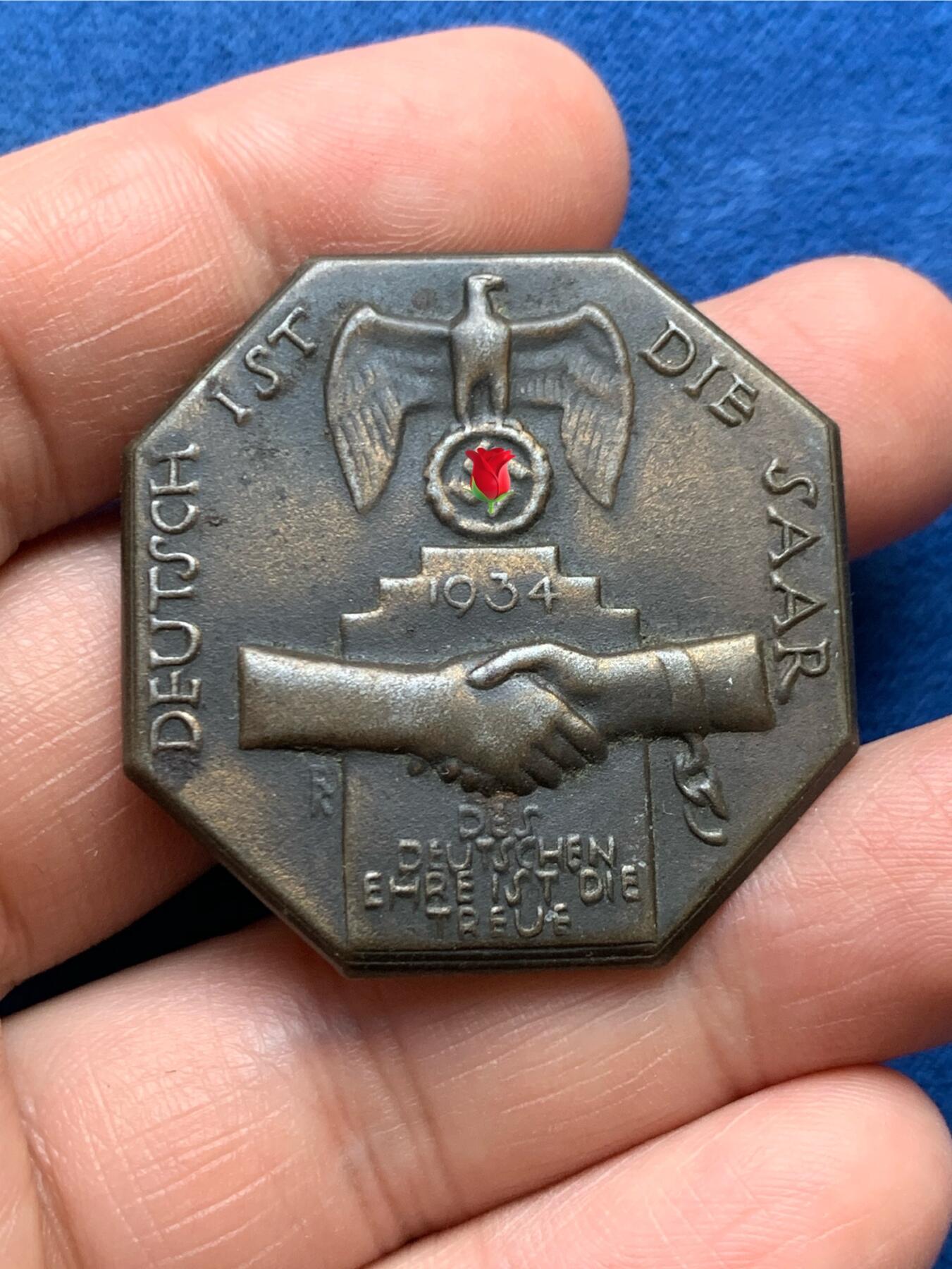 《竞宝斋》第482场 周日，周一 2场连拍 （全场包邮）20级店铺 欢迎送拍 德国八角型胸章 纪念1934年萨尔区光复，版别年代自辨，带别针当心扎手，3.65克，37.5mm