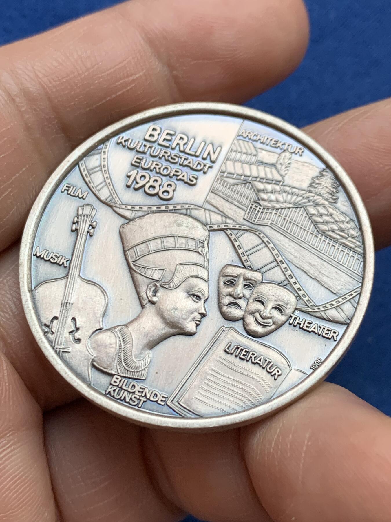 《竞宝斋》第482场 周日，周一 2场连拍 （全场包邮）20级店铺 欢迎送拍 1988年欧洲文化之都柏林银章，1000纯银标，39.8mm，22.8克，正面：柏林的六大领域即建筑/戏剧/文学/艺术/音乐/电影，背面：柏林市徽与12个行政区徽