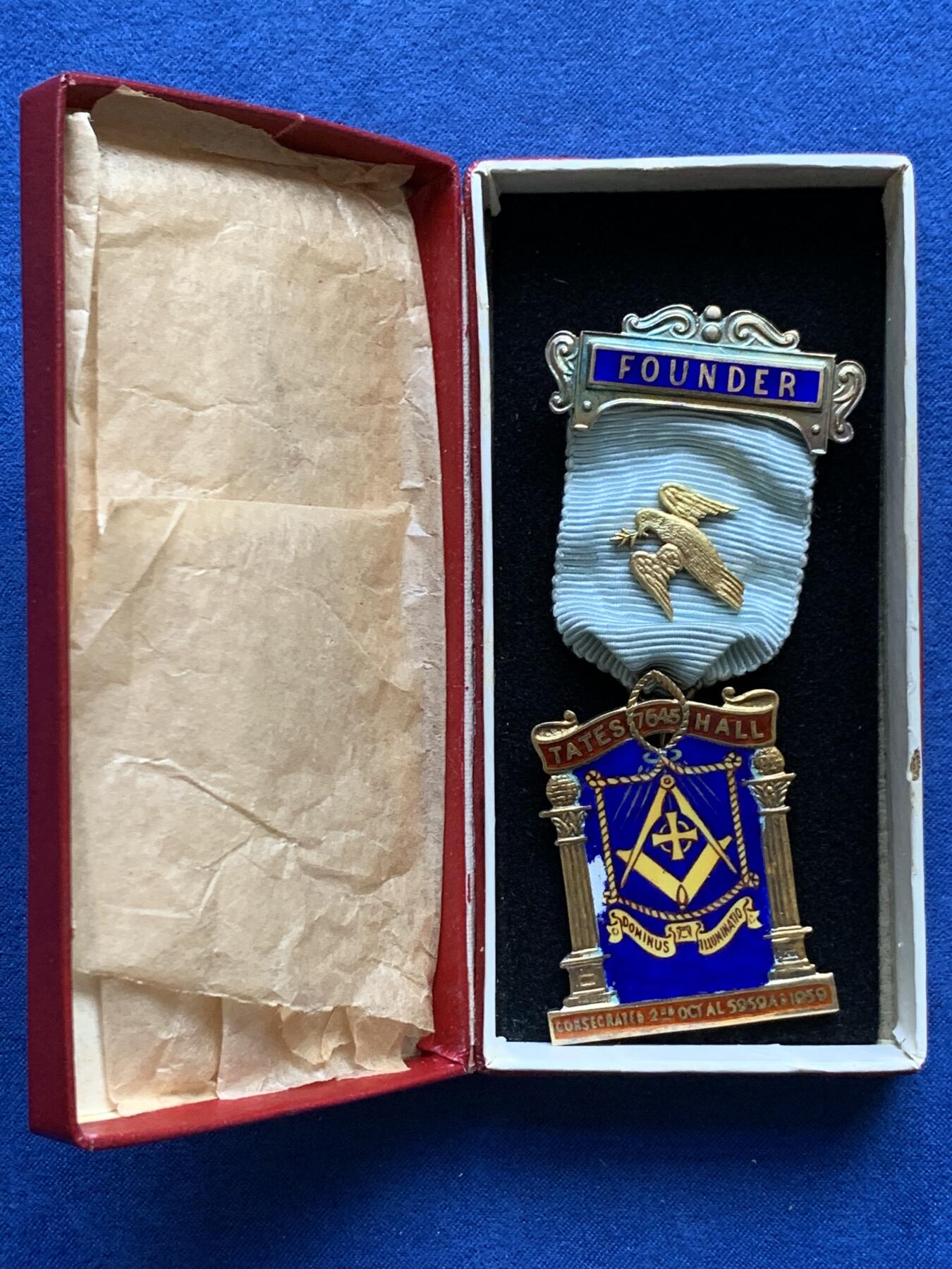 《竞宝斋》第482场 周日，周一 2场连拍 （全场包邮）20级店铺 欢迎送拍 英国1959年共济会镀金银章。设计奢美，工艺精湛，走狮银标清晰，金水饱满，细节见图。总重约32.7克