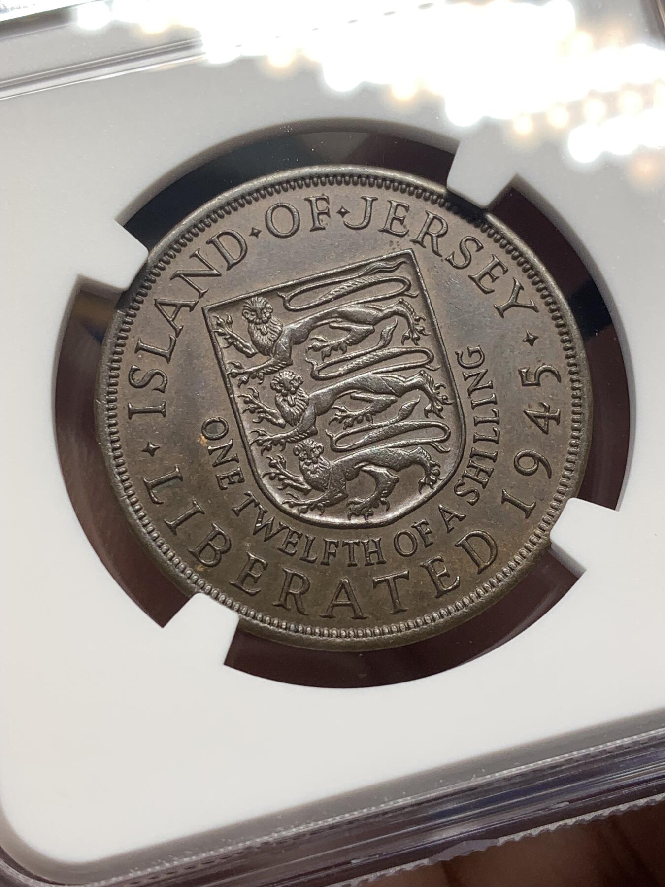 《竞宝斋》第482场 周日，周一 2场连拍 （全场包邮）20级店铺 欢迎送拍 NGC MS63BN 英属泽西岛1945年乔六1/12先令铜币 观感很好，币面覆盖红棕色巧克力包浆，个头很大的一枚