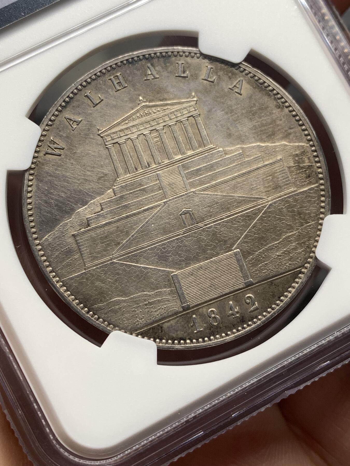 《竞宝斋》第482场 周日，周一 2场连拍 （全场包邮）20级店铺 欢迎送拍 NGC UNCD 德国1842年巴伐利亚路德维希一世纪念瓦尔哈拉英灵殿落成2泰勒 37克大银币