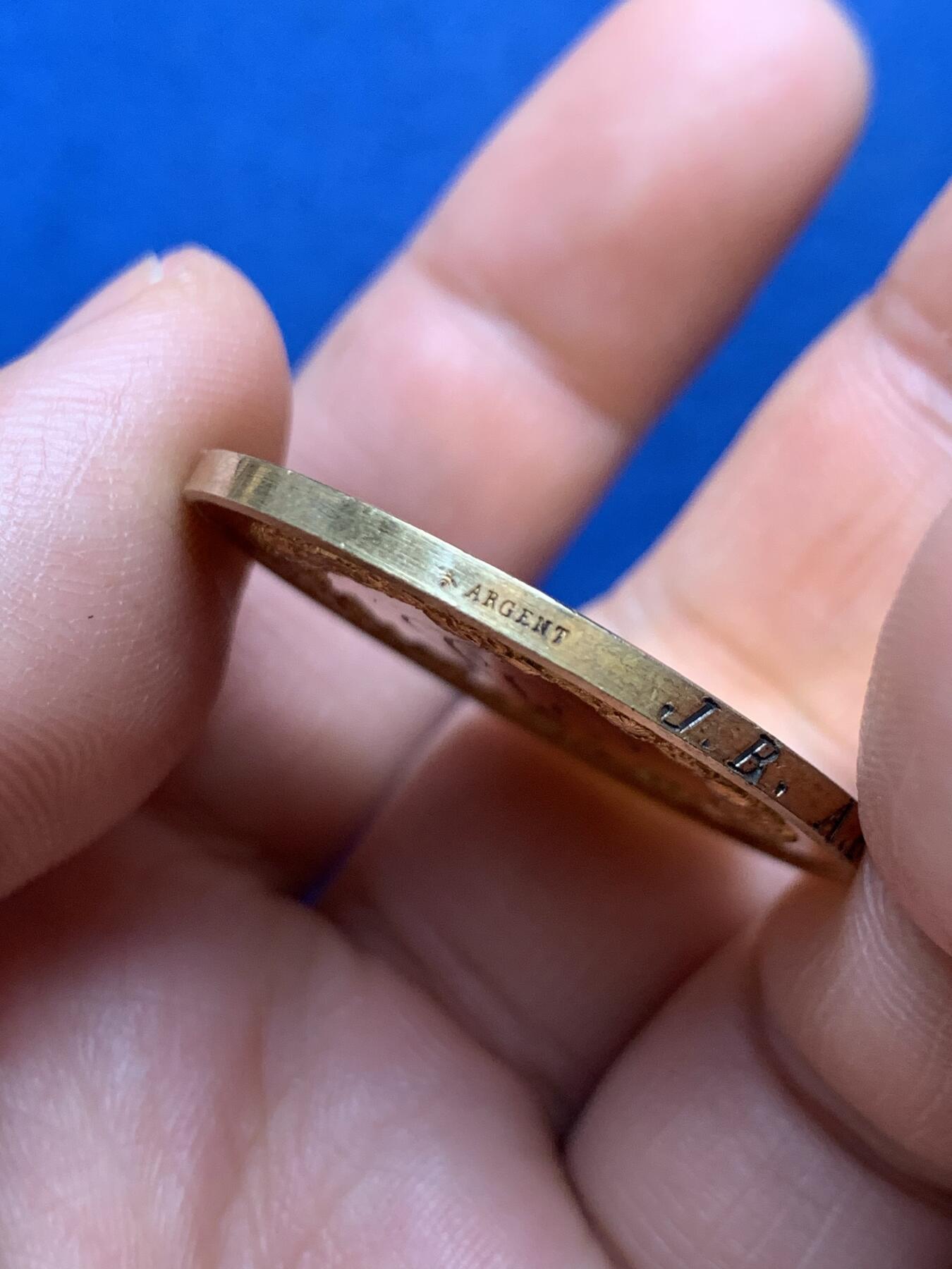 《竞宝斋》第482场 周日，周一 2场连拍 （全场包邮）20级店铺 欢迎送拍 1879年法国基督教婚礼纪念镀金银章，由大师Caillard制作雕刻采用高浮雕工艺制作，细节刻画精细。直径：33.4mm，重：16.5g，蜜蜂银标。