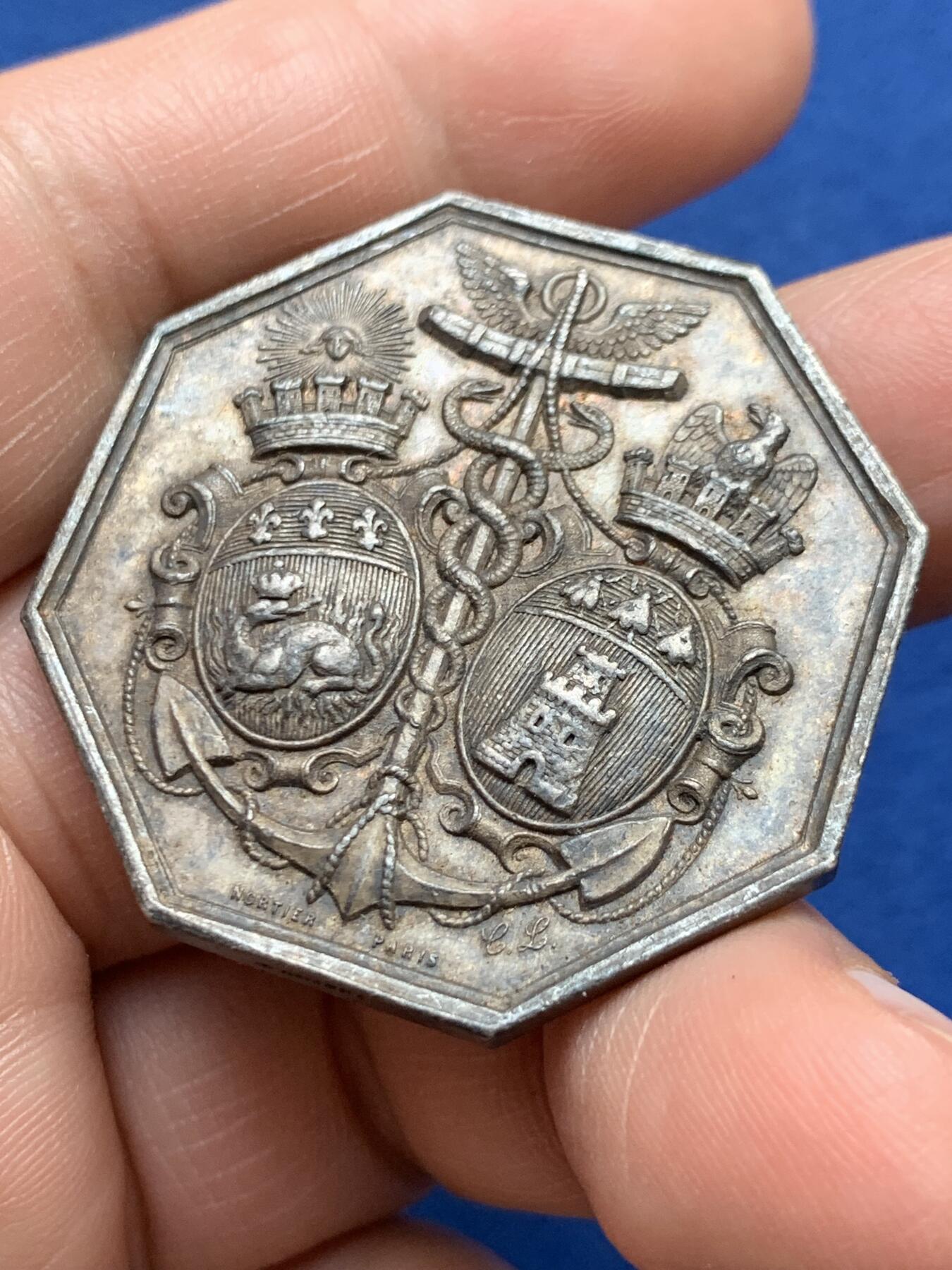 《竞宝斋》第482场 周日，周一 2场连拍 （全场包邮）20级店铺 欢迎送拍 法国1862年八角银质代币 巴黎蒸汽船公司在诺曼底港口的通行证 正面是勒阿弗尔和翁夫勒的徽章 1882年使用 蜜蜂银标 重约25.4克 37.8mm