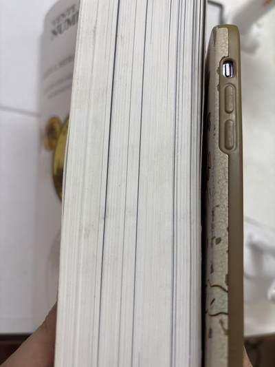 文馨钱币收藏第 303 场，【五一钱币荟，收藏盛宴】长期接代拍业务 世界各国各朝各代货币介绍目录大全附带价格表，应有尽有，全书共 704 页，非常厚重，约几公斤，不包邮，中拍实收快递邮费