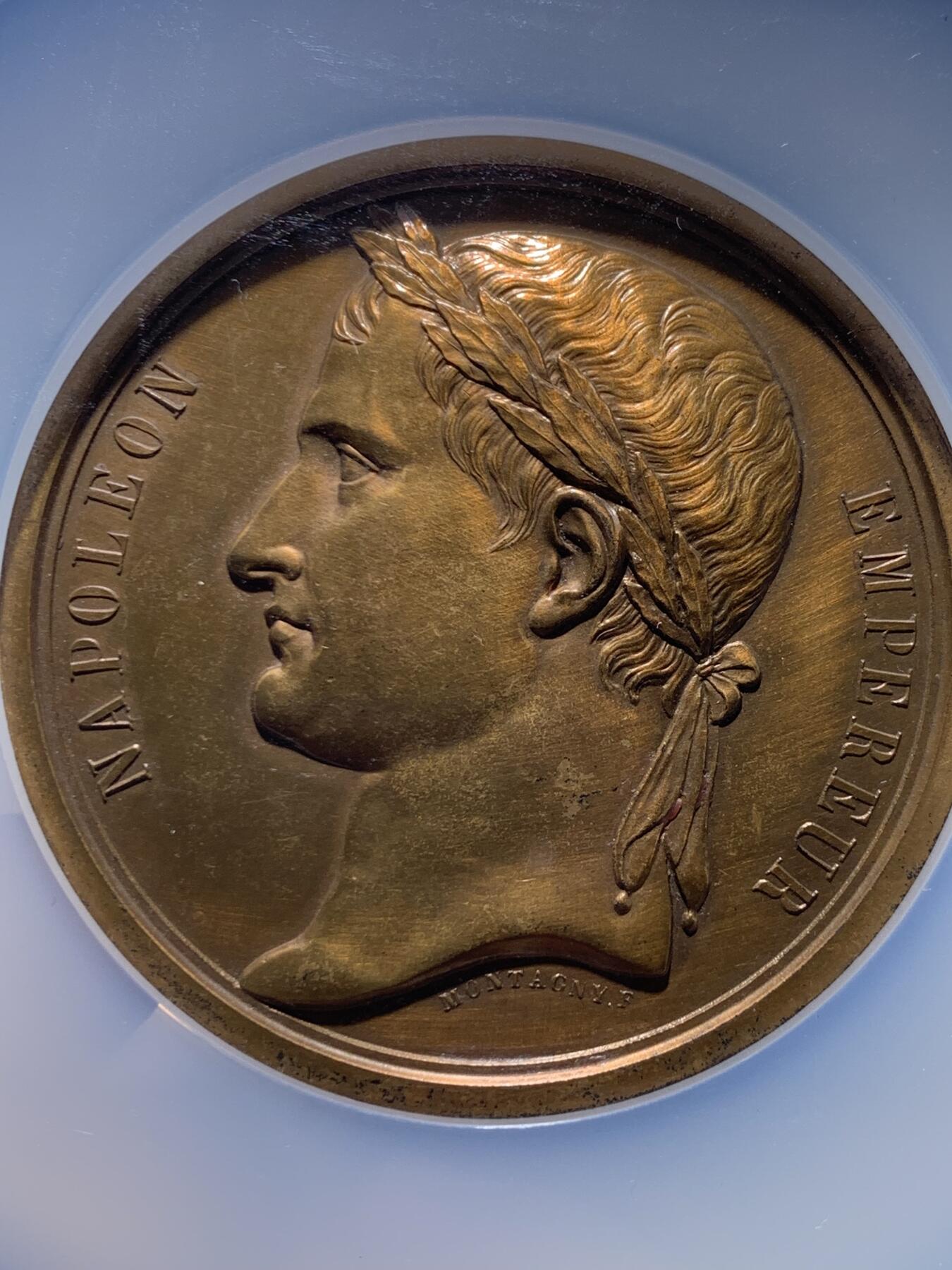 《竞宝斋》第482场 周日，周一 2场连拍 （全场包邮）20级店铺 欢迎送拍 NGC UNCD 法国1840年拿破仑巴黎葬礼大型铜章，场面刻画恢弘大气，在后铸版本里细节体现已经非常好了，直径58.5mm，重105克，加大加厚盒