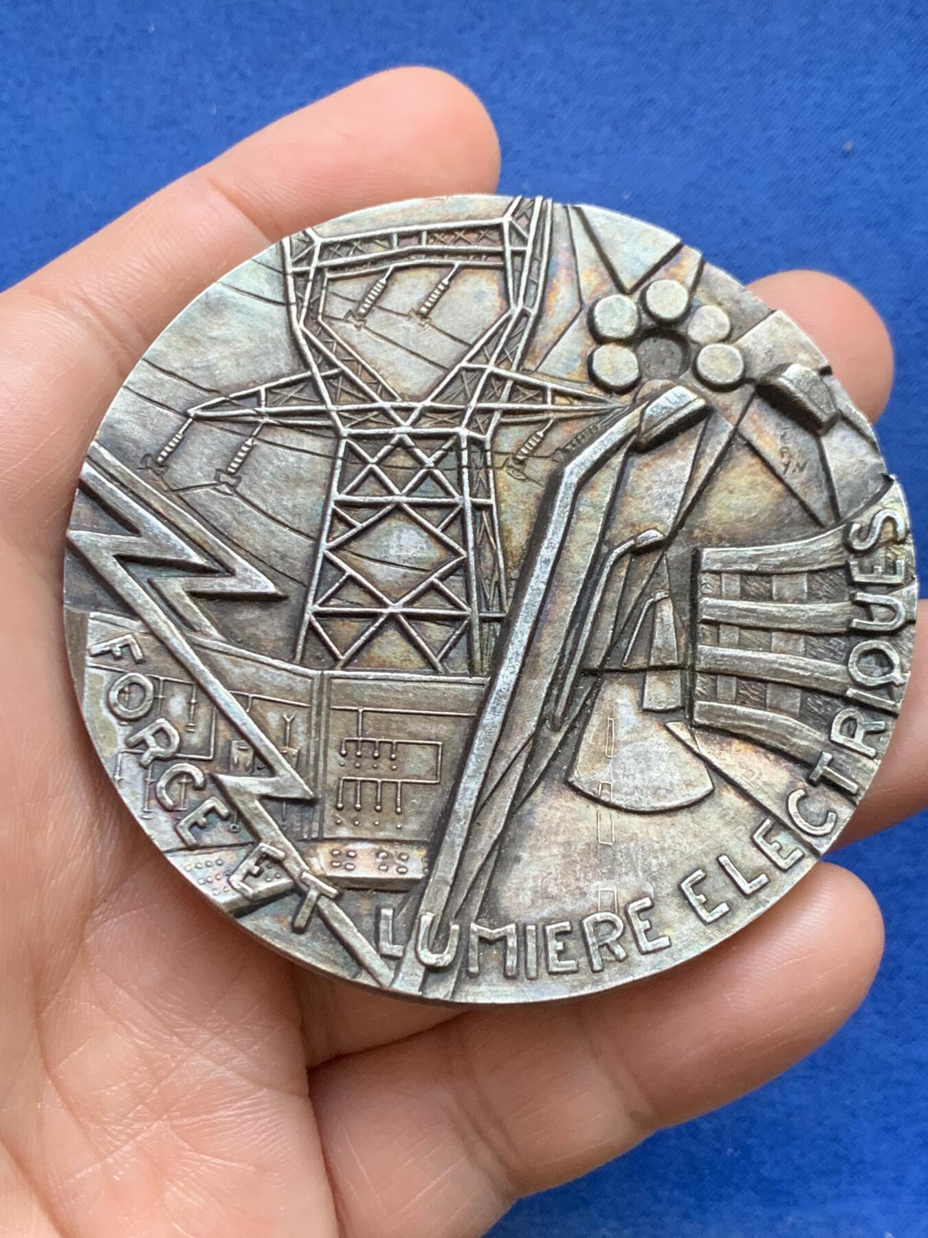 《竞宝斋》第482场 周日，周一 2场连拍 （全场包邮）20级店铺 欢迎送拍 法国电力公司FORCLUM 50周年纪念镀银铜章 少见品种 175.2克 67.2mm