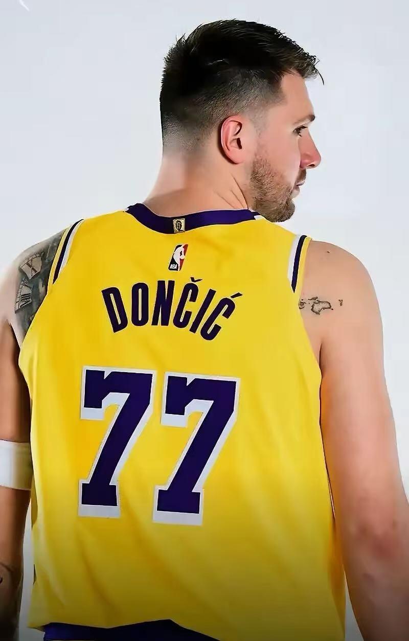 零元拍：东大王加冕得分王，NBA得分王卢卡-东契奇亲签洛杉矶湖人Nike球队限定紫金球衣背书经典Luka Magic，本人尺码，绝对是这个辉煌赛季的不二收藏！